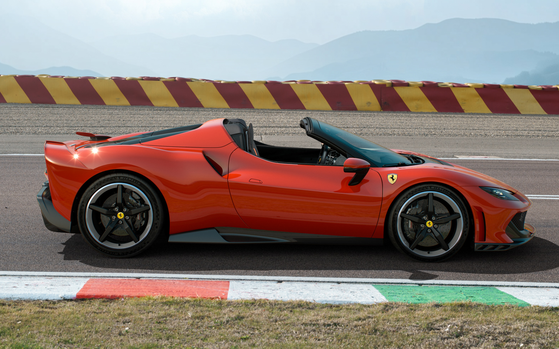 296スペチアーレAは主にAピラー、Bピラー、サイドシル周辺に手が加えられ、ねじり剛性と曲げ剛性の最適化が図られているという