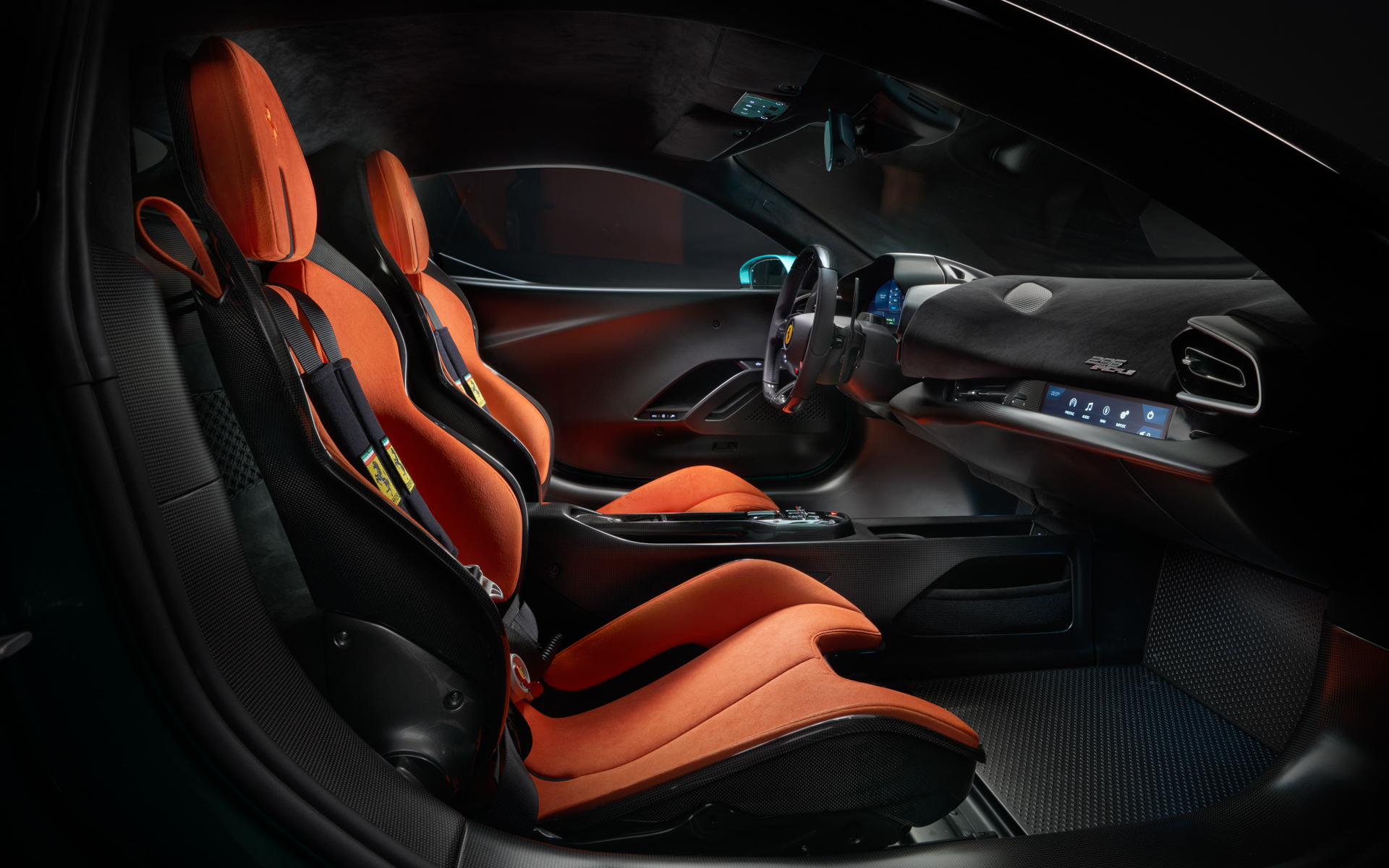 296スペチアーレのインテリアは296GTBよりもシンプルにしつつ、カーボンファイバーとアルカンターラを多用して軽量化が図られている