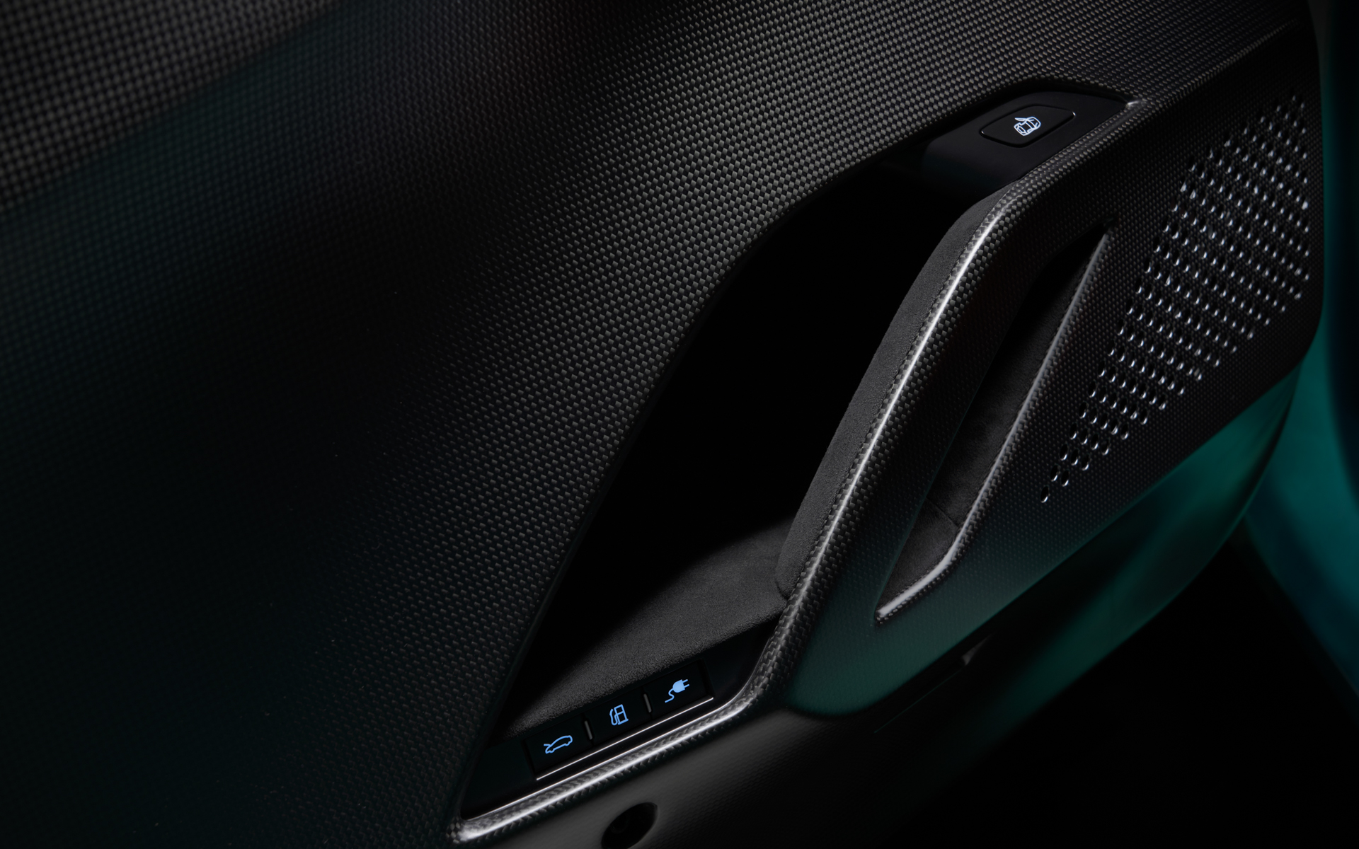 296スペチアーレのインテリアは296GTBよりもシンプルにしつつ、カーボンファイバーとアルカンターラを多用して軽量化が図られている