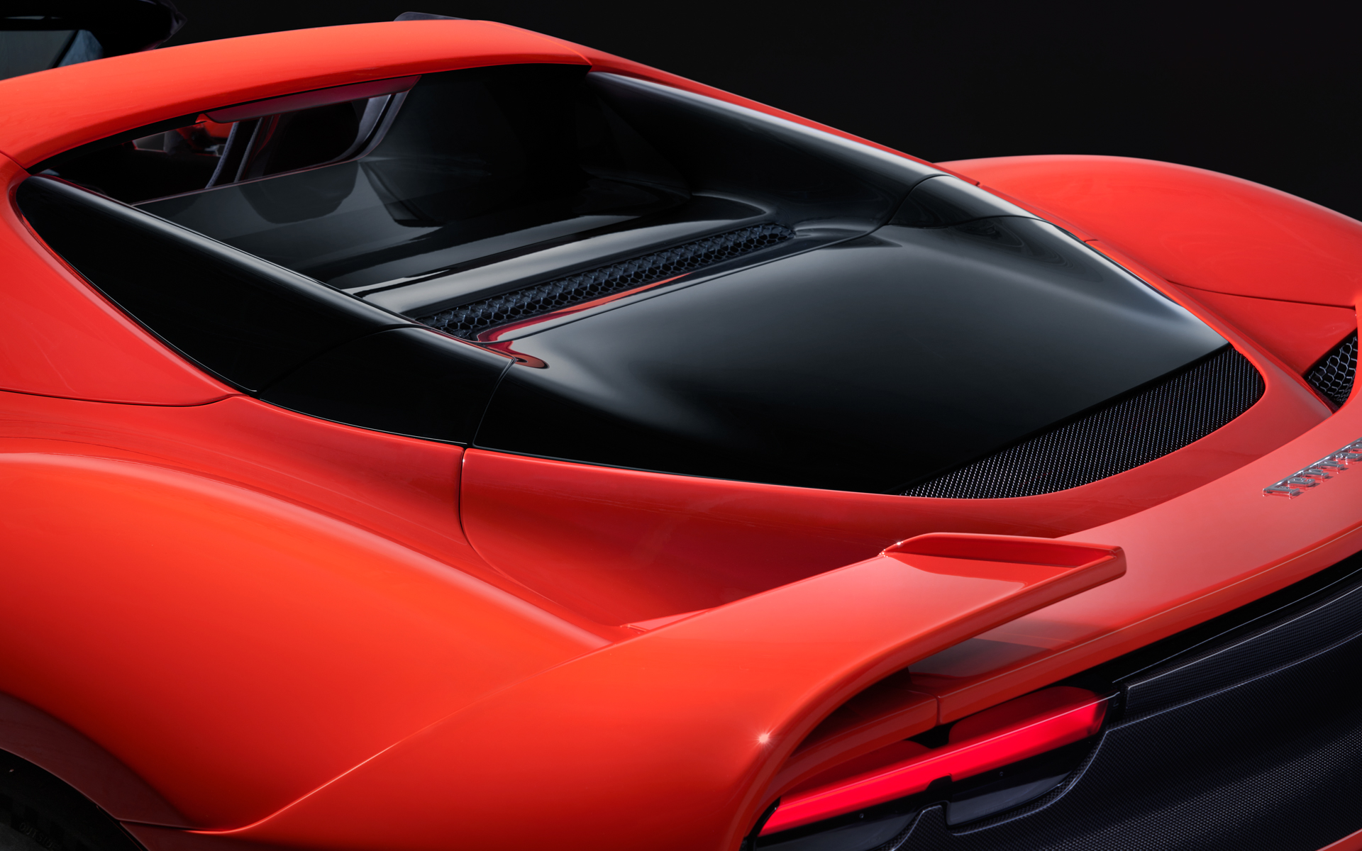 エンジンカバーはさらに奥まった位置に配置され、独特の外観を生み出している