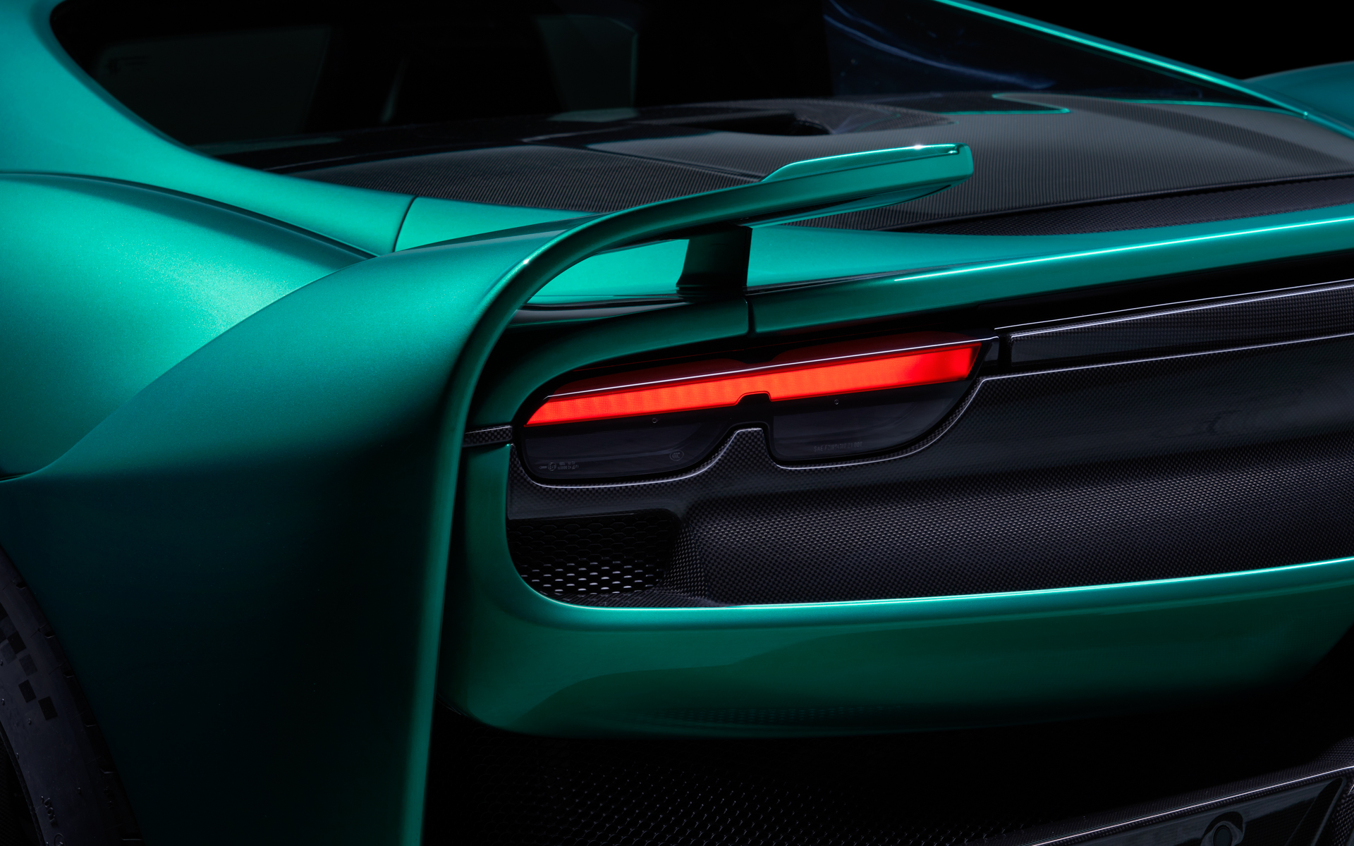 リアバンパーに垂直フィンを追加しつつ一体化したサイドウィングを新たに追加