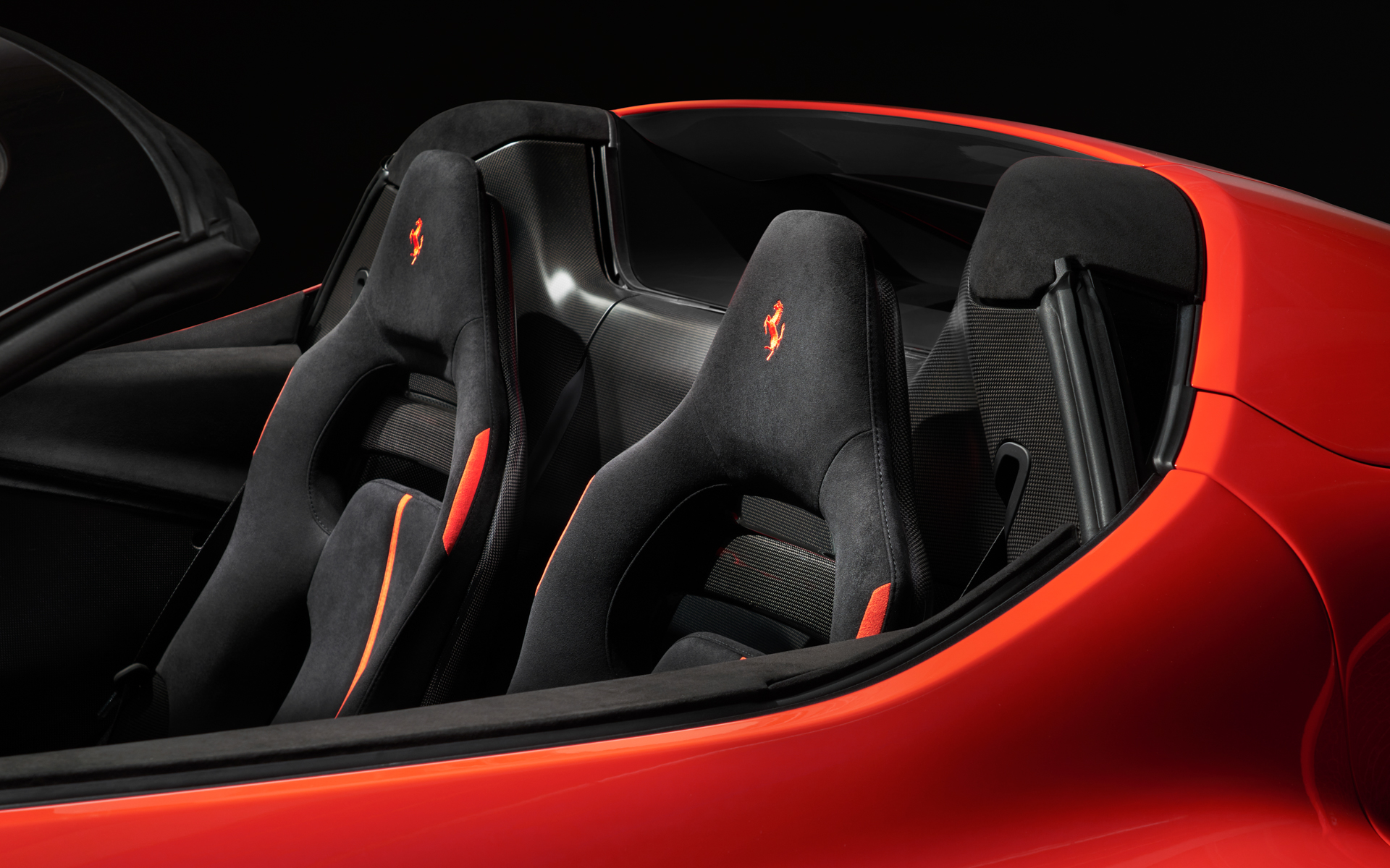 エンジンカバーはさらに奥まった位置に配置され、独特の外観を生み出している