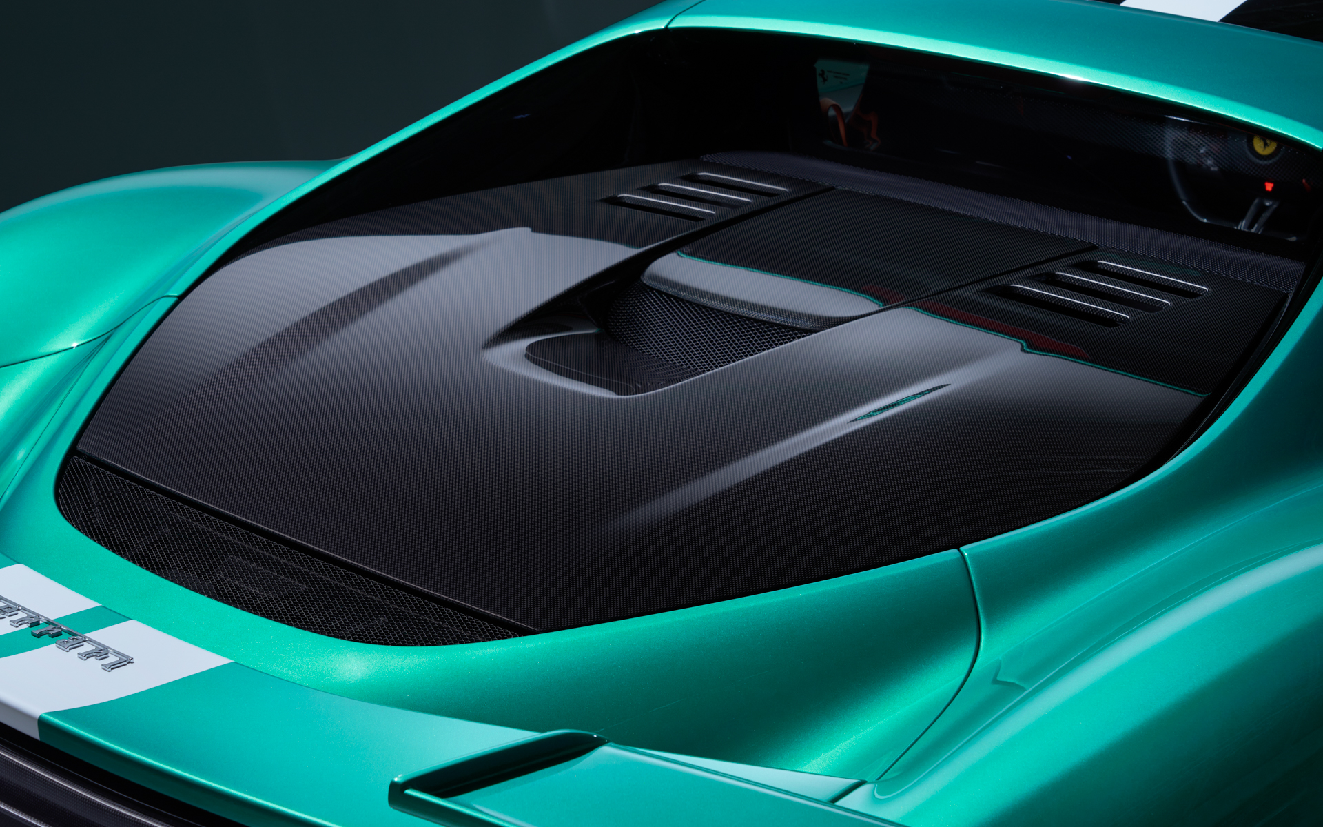 カーボンファイバー製のエンジンカバー