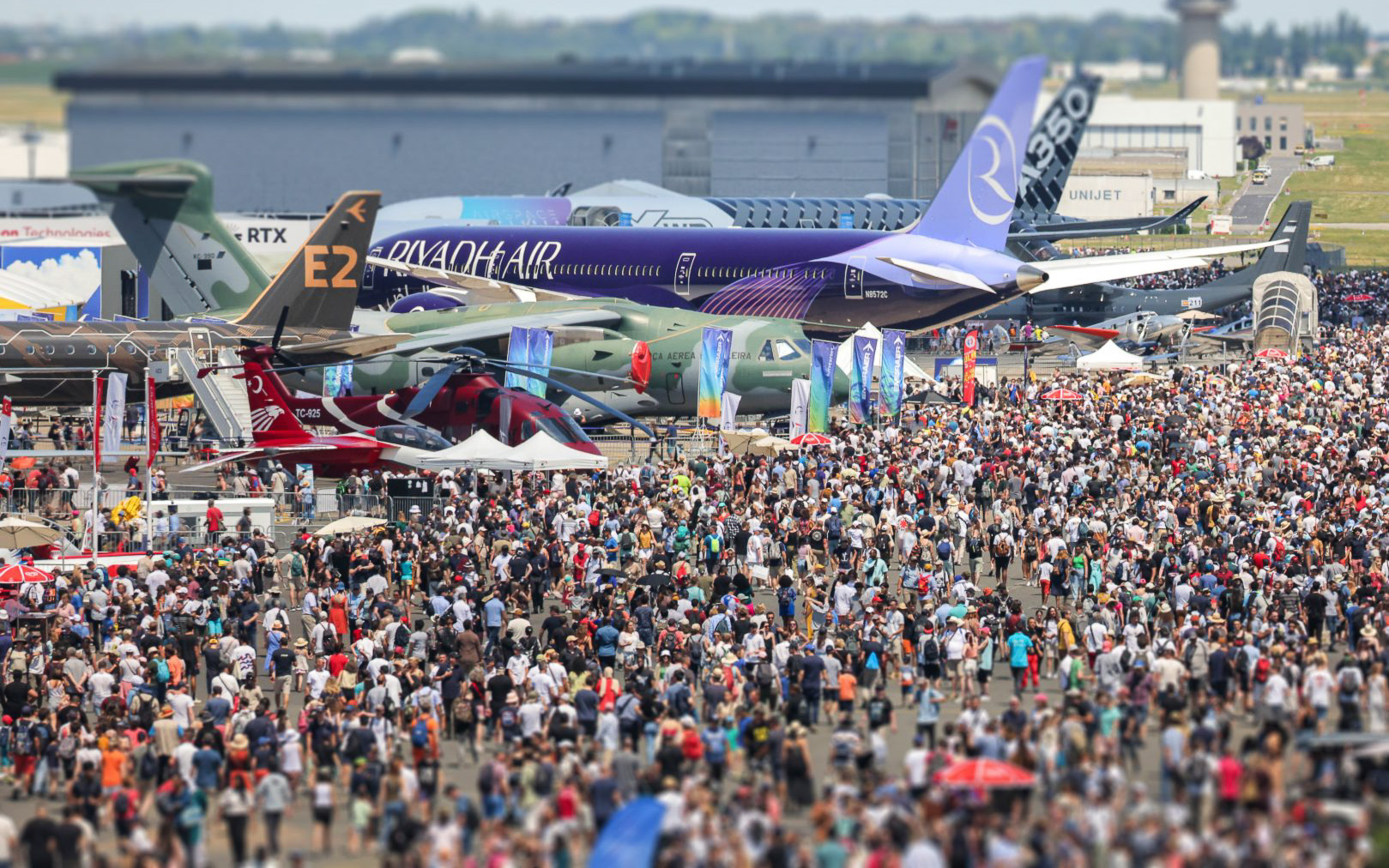 一般公開日には多くの人が訪れるパリ航空ショー