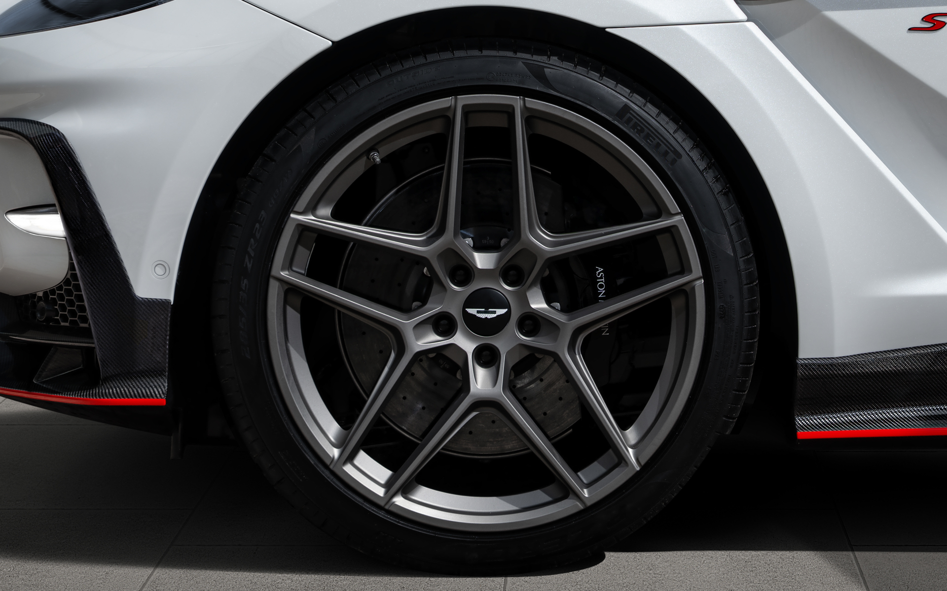 23インチマグネシウムホイールをオプションで設定。バネ下重量を19kg軽量化できる