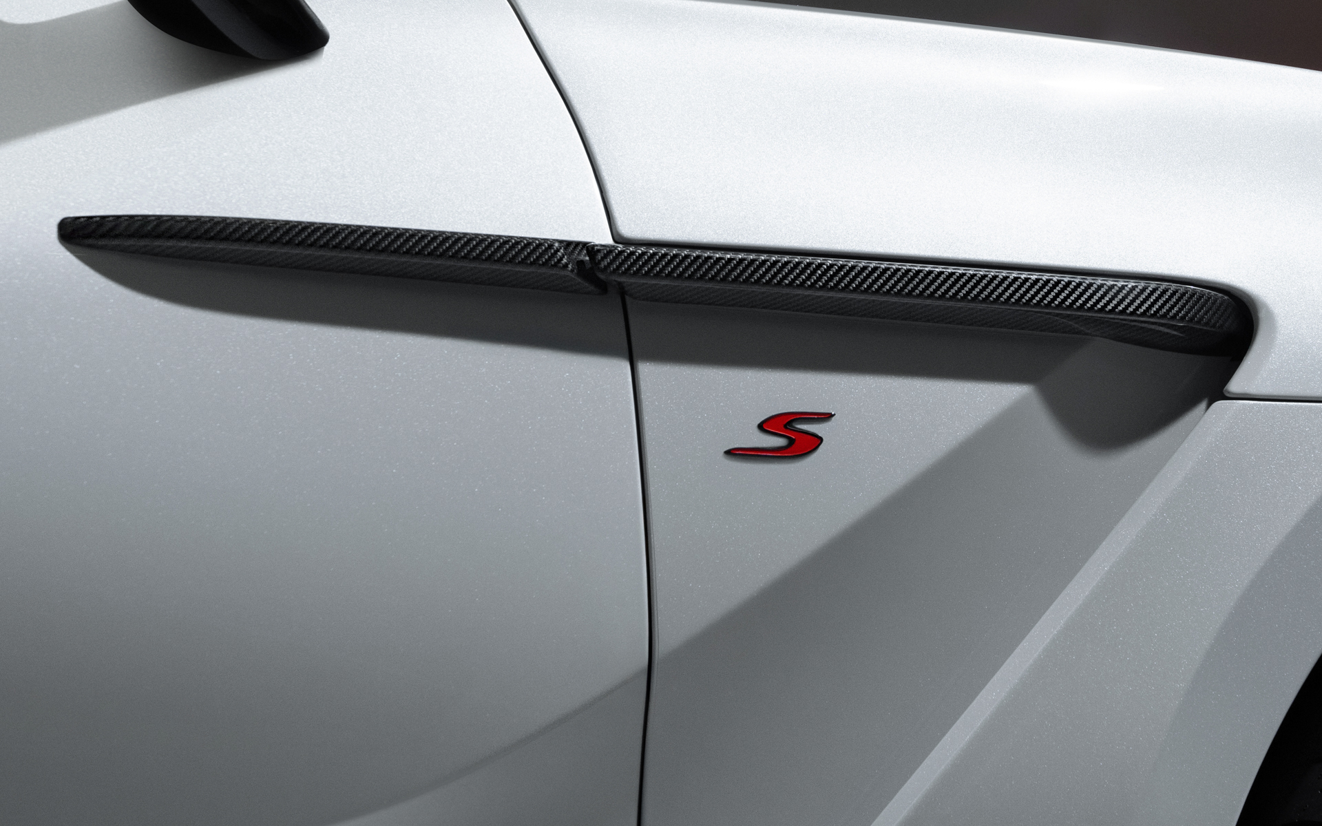 サイドには車体の脇を通る空気の流れを導くエアスプリッターを配置し、特別な「S」バッヂもあしらわれる
