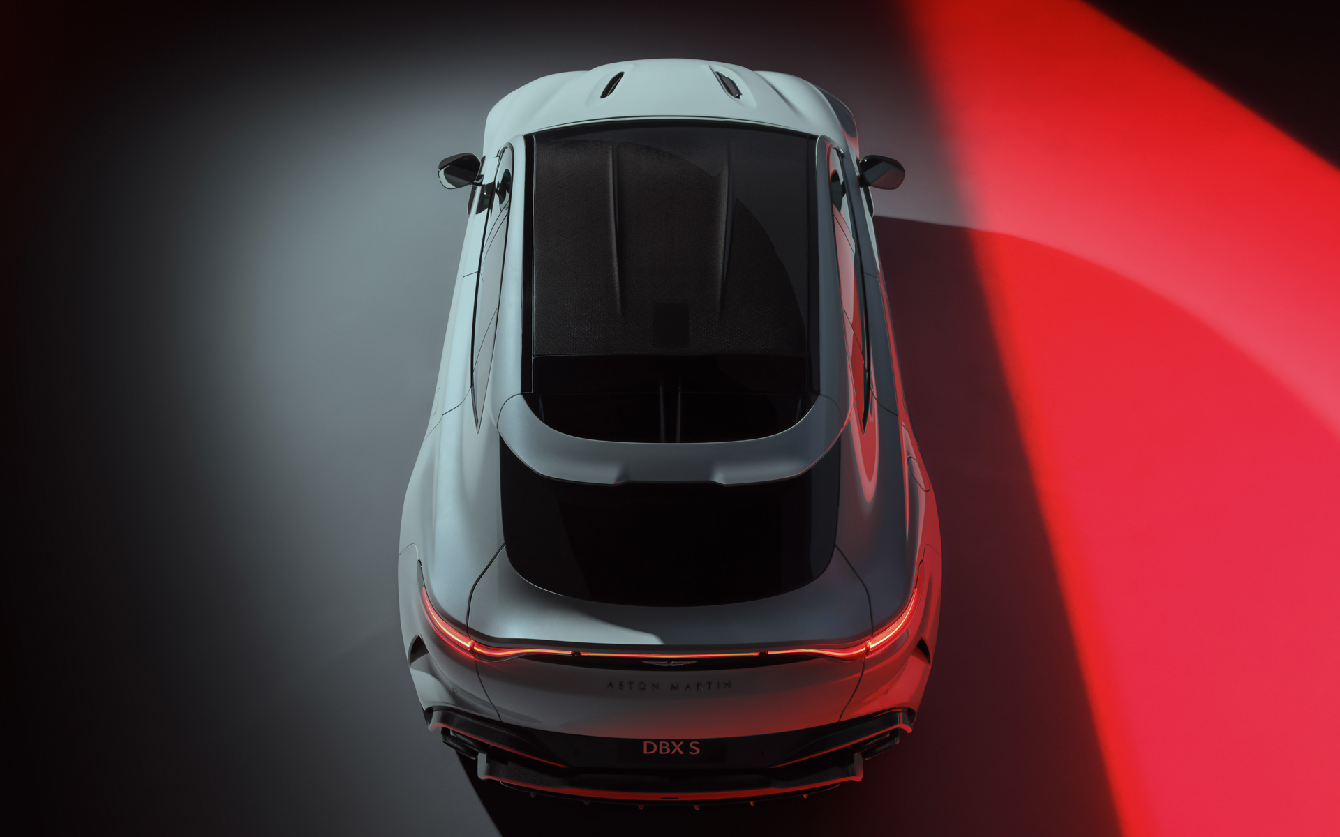 18kgの軽量化につながるカーボンルーフはオプション設定