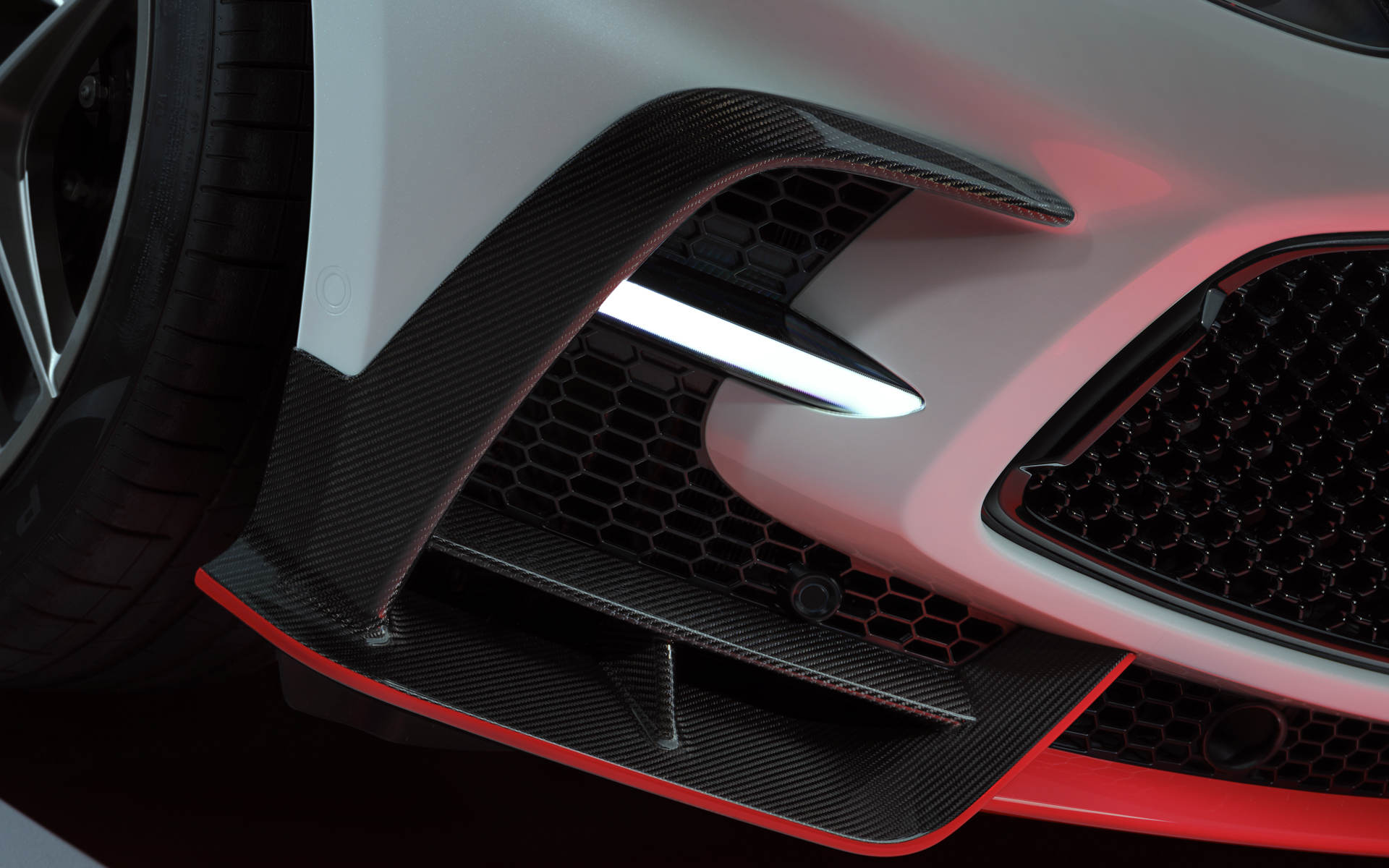 特徴的なラップアラウンドデザインのデイタイムランニングライトを採用