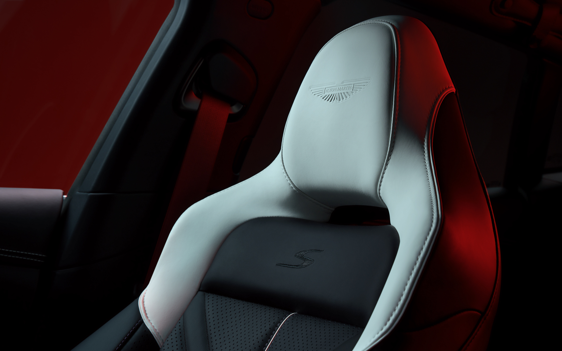 シート背面にも「S」ロゴがあしらわれる