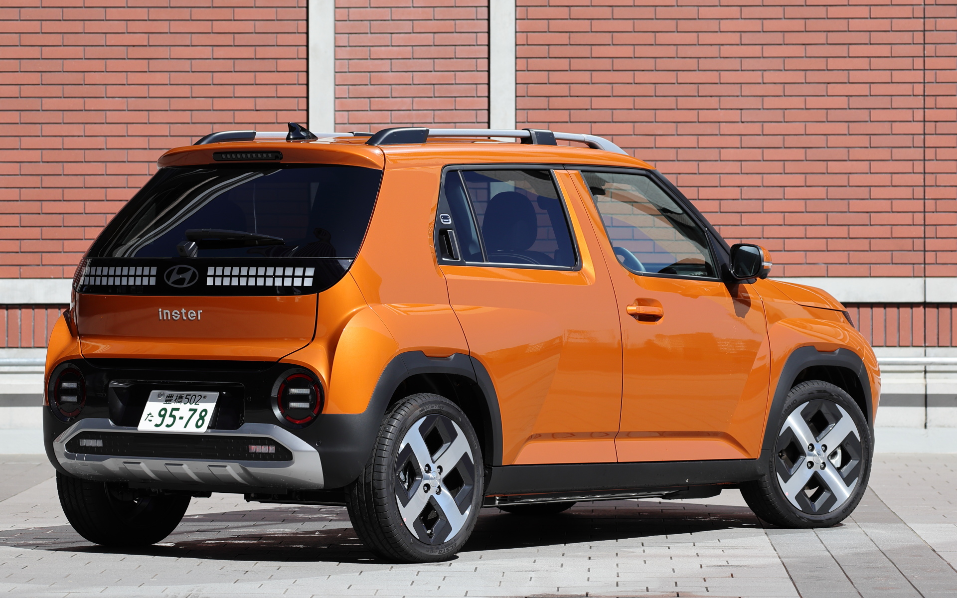 撮影車は「インスター Lounge」（357万5000円）。ボディサイズは3830×1610×1615mm。ホイールベースは2580mm。車両重量は1400kg