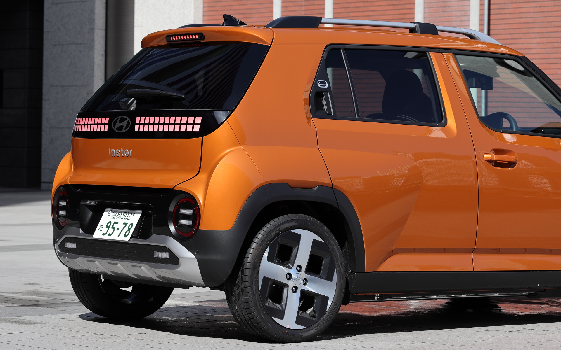 ヒョンデEV共通のピクセルグラフィック ターンシグナルランプ＆ピクセルパターンリアランプを採用。特徴的な丸型ランプやSUVらしいスキッドプレートがフロントとリア共通のデザインとして用いられる