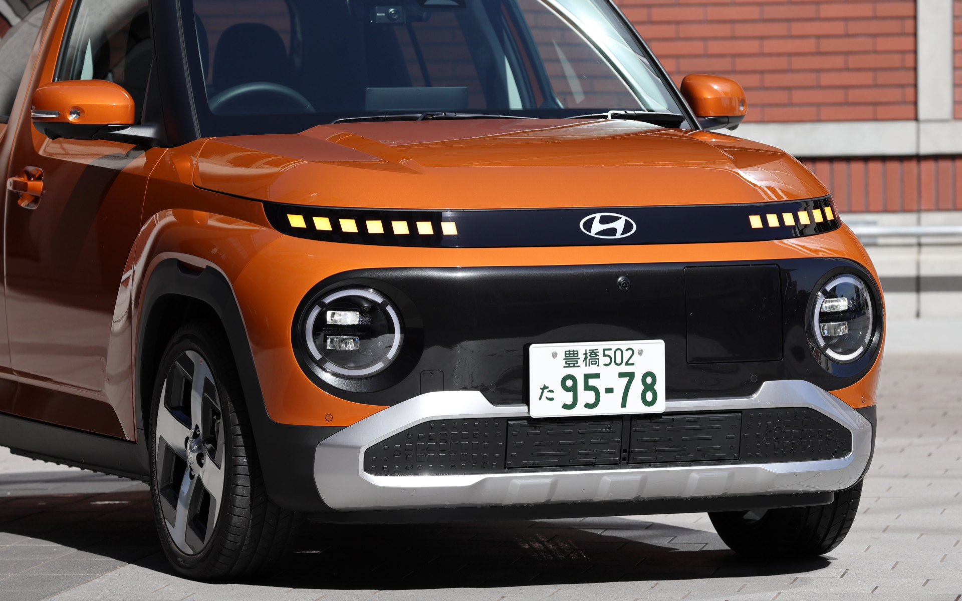 ヒョンデEV共通のピクセルグラフィック ターンシグナルランプ＆ピクセルパターンリアランプを採用。特徴的な丸型ランプやSUVらしいスキッドプレートがフロントとリア共通のデザインとして用いられる