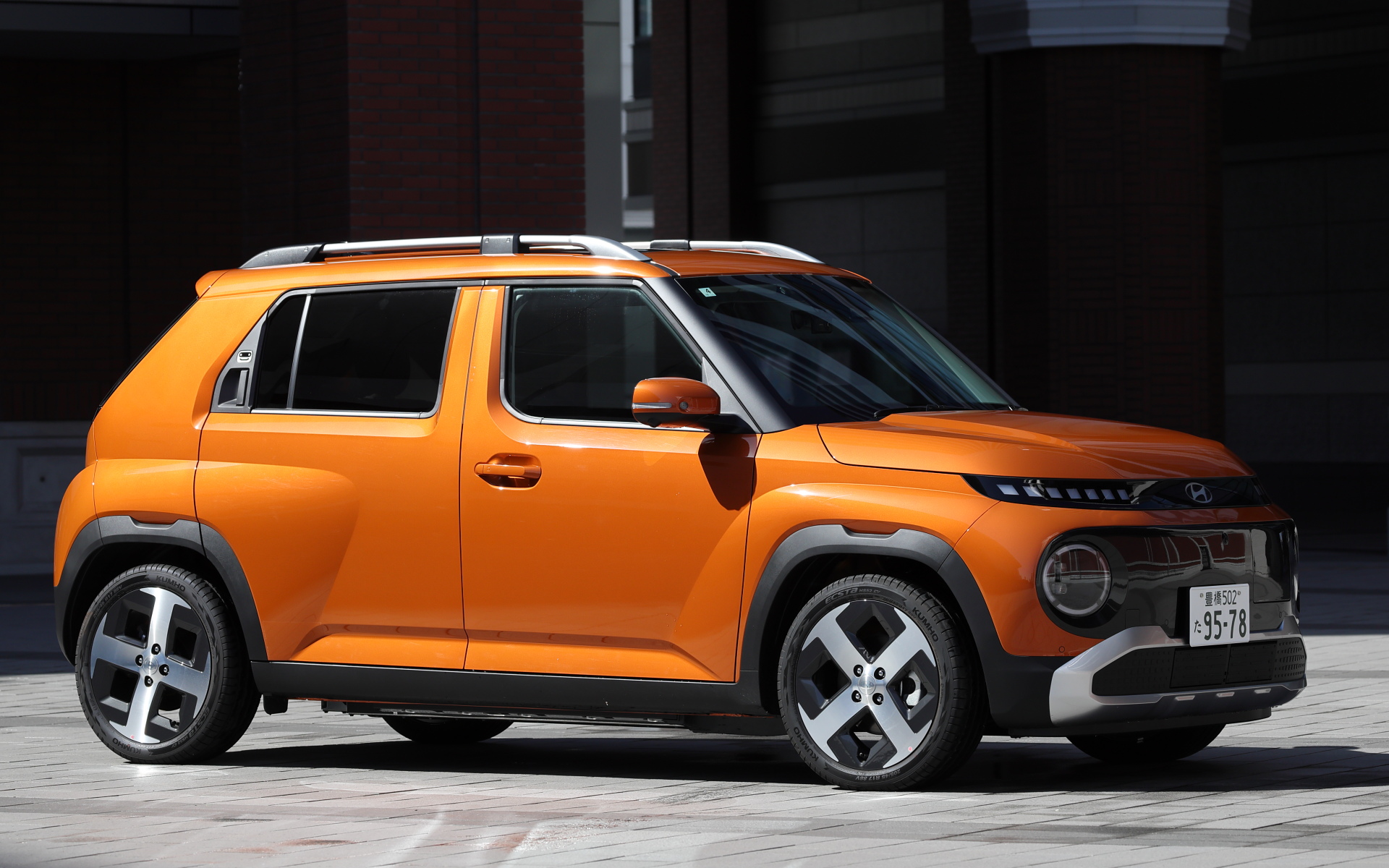 サイドビューはホイールベースの長さを強調するようなデザイン。リアフェンダーのボリューム感のある形状が独特の雰囲気を演出する