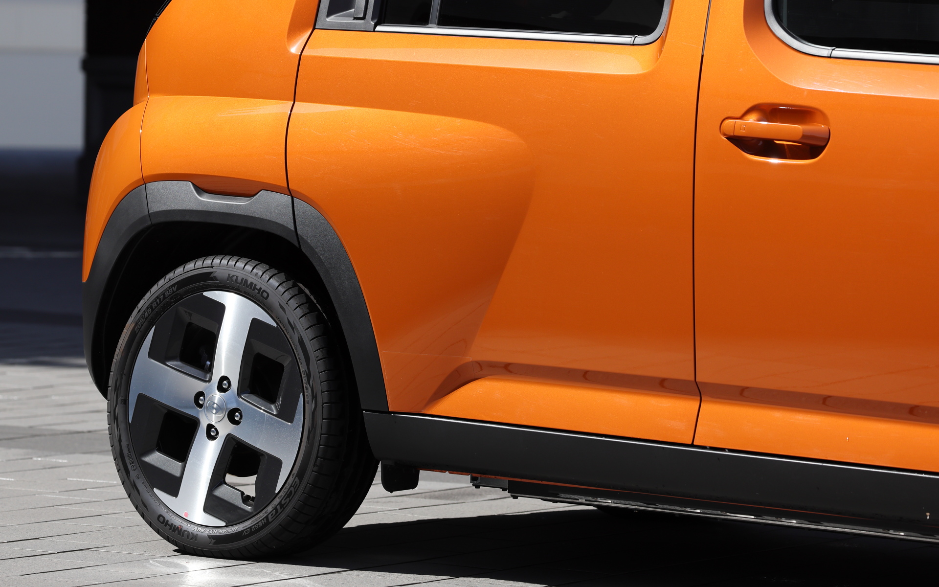 サイドビューはホイールベースの長さを強調するようなデザイン。リアフェンダーのボリューム感のある形状が独特の雰囲気を演出する