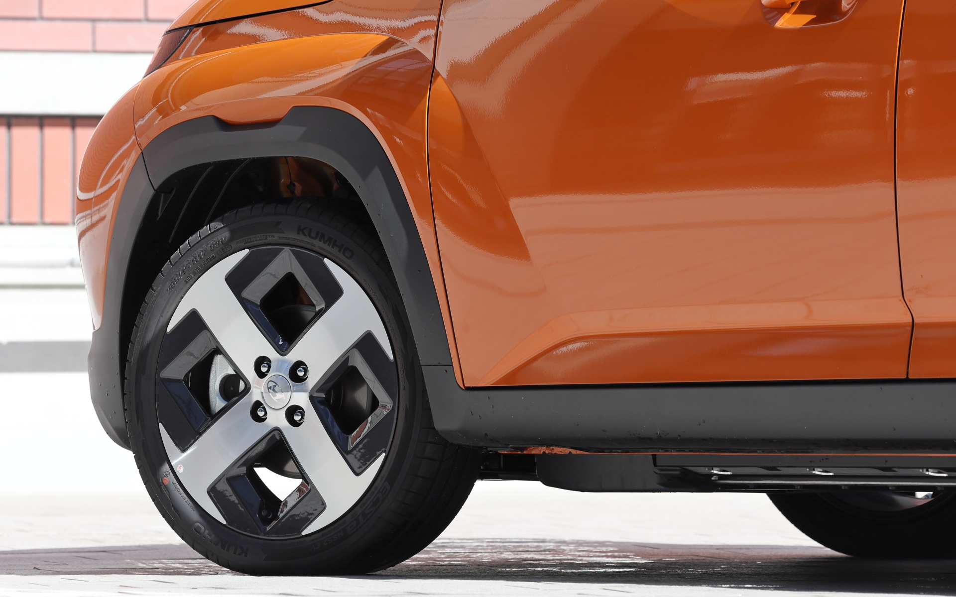 ピクセルモチーフのホイールデザインは、Casual/Voyage/Loungeでそれぞれ異なる。画像のLoungeは17インチアルミホイールを装着。タイヤはクムホ「ECSTA HS52 EV」（205/45R17 88V）