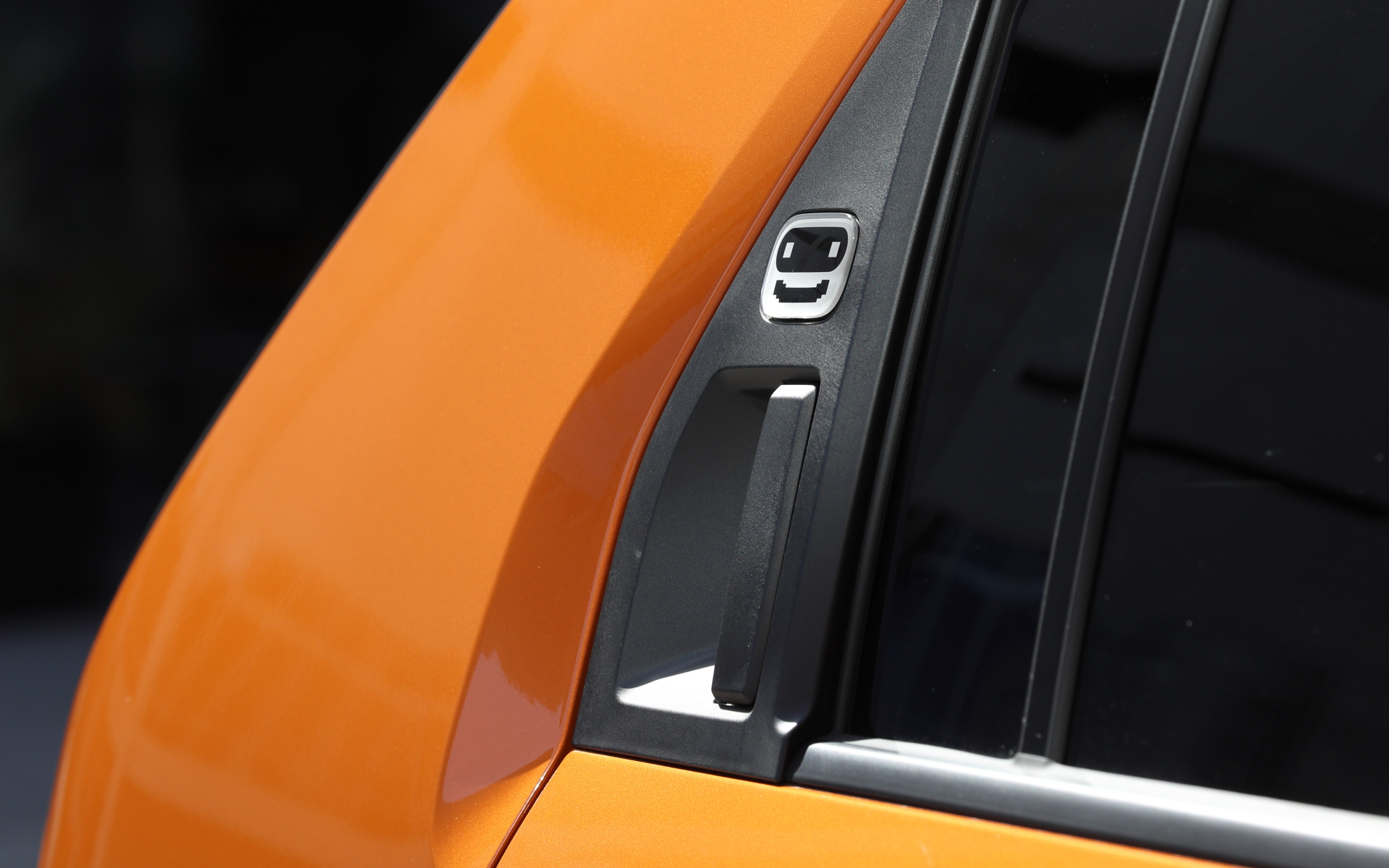 ピクセルモチーフのホイールデザインは、Casual/Voyage/Loungeでそれぞれ異なる。画像のLoungeは17インチアルミホイールを装着。タイヤはクムホ「ECSTA HS52 EV」（205/45R17 88V）