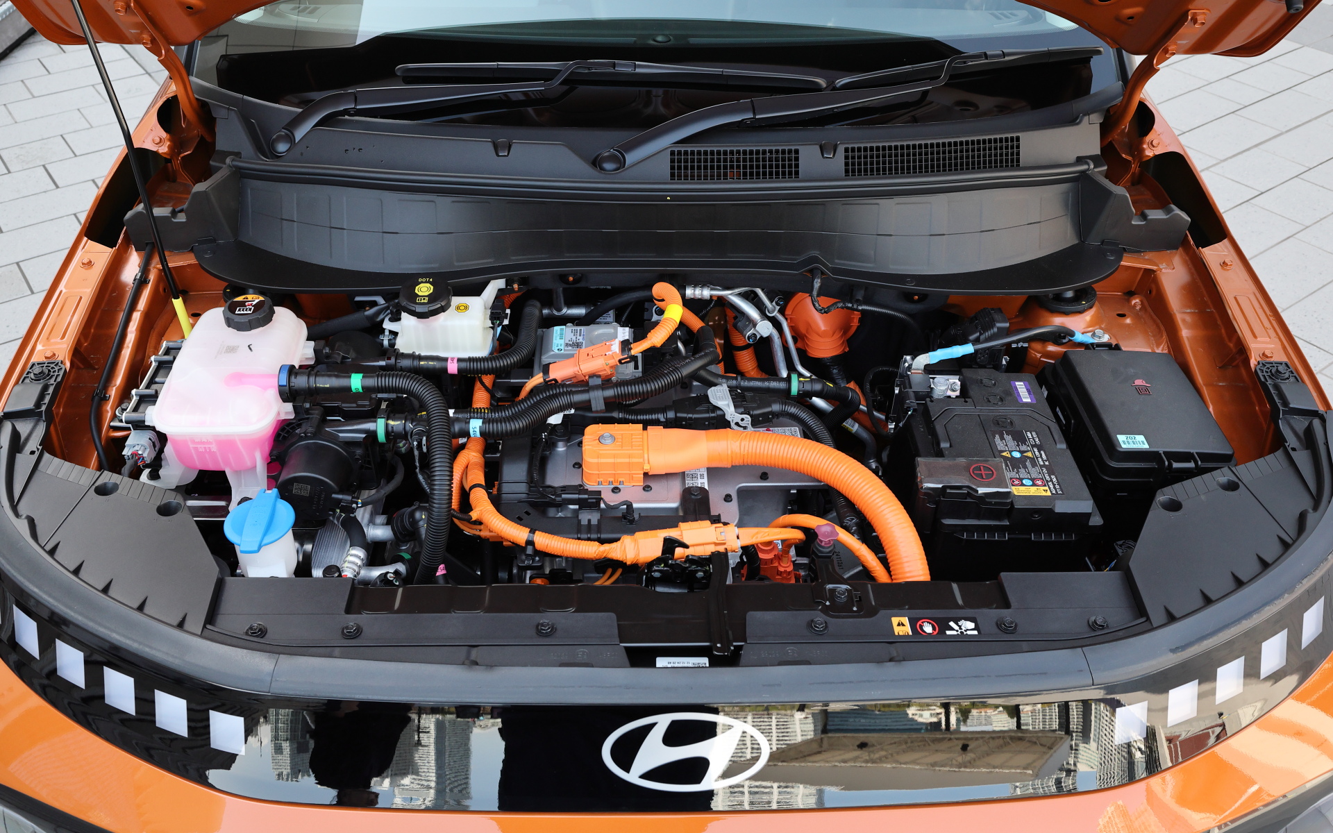 インスター Loungeは42kWhのリチウムイオンバッテリを搭載し、最高出力85kW（115PS）/5600-1万3000rpm、最大トルク147Nm（15.0kgfm）/0-5400rpmを発生するEM08モーターをフロントに搭載する。WLTCモード一充電走行距離は458km。AC200Vの普通充電とCHAdeMOの急速充電に対応し、150kW級急速充電を利用すれば30分で10％から80％まで充電できる