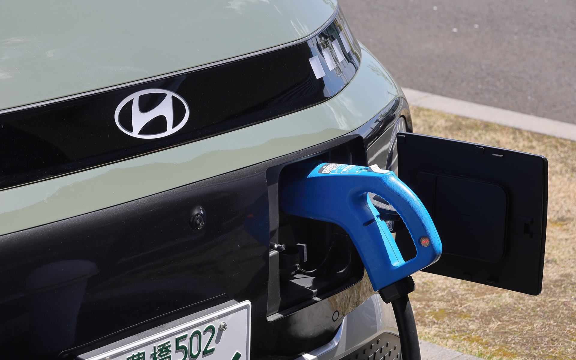 インスター Loungeは42kWhのリチウムイオンバッテリを搭載し、最高出力85kW（115PS）/5600-1万3000rpm、最大トルク147Nm（15.0kgfm）/0-5400rpmを発生するEM08モーターをフロントに搭載する。WLTCモード一充電走行距離は458km。AC200Vの普通充電とCHAdeMOの急速充電に対応し、150kW級急速充電を利用すれば30分で10％から80％まで充電できる