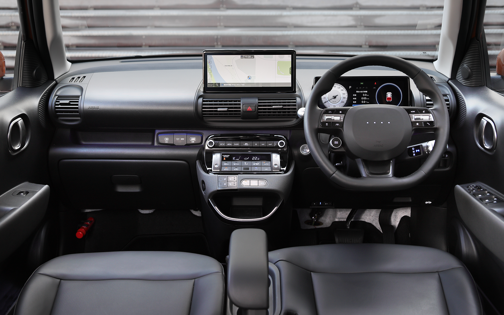 インスター Loungeのインパネ。インテリアカラーはブラックモノトーン