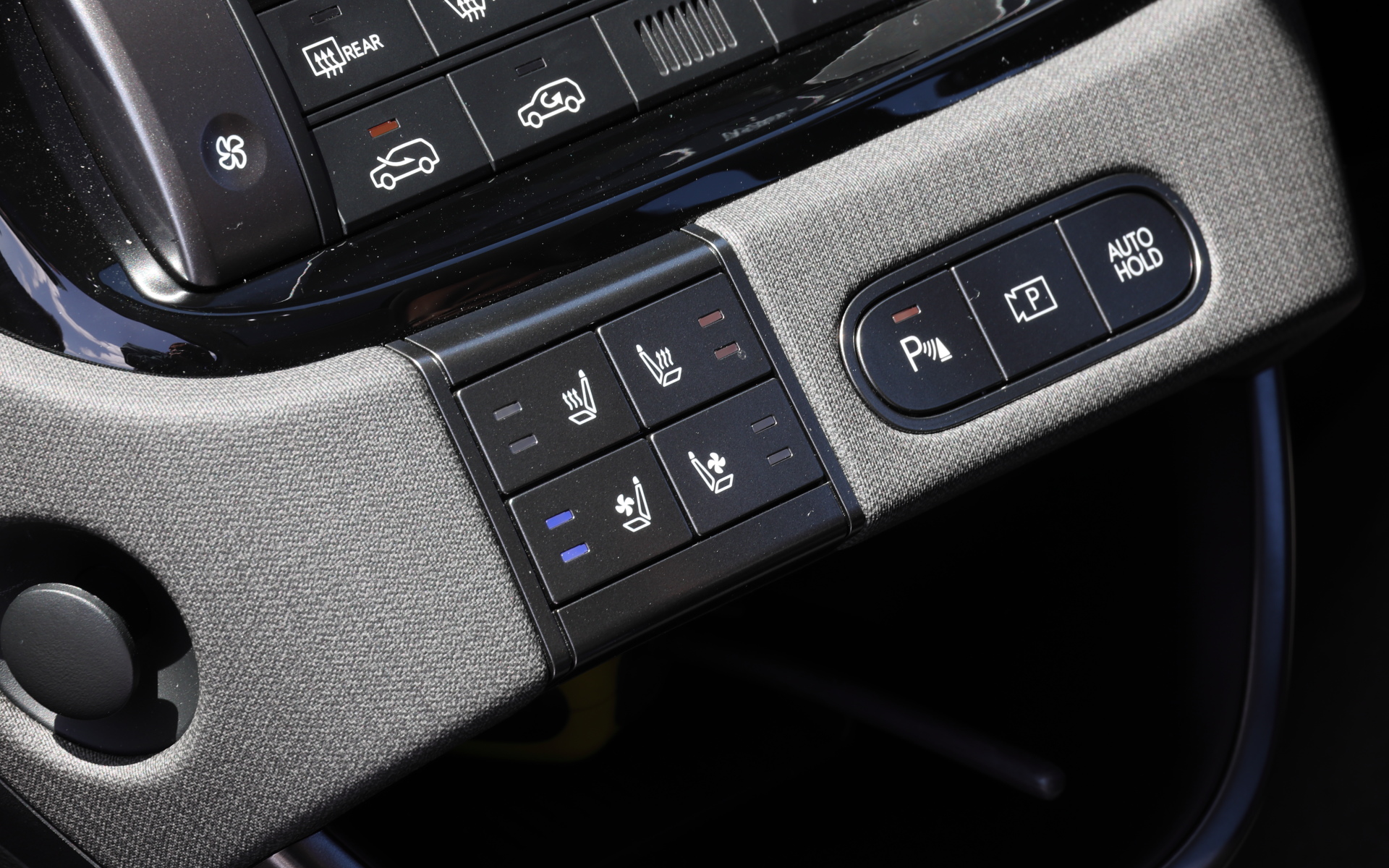 前席シートヒーター＆シートベンチレーションはLounge専用装備