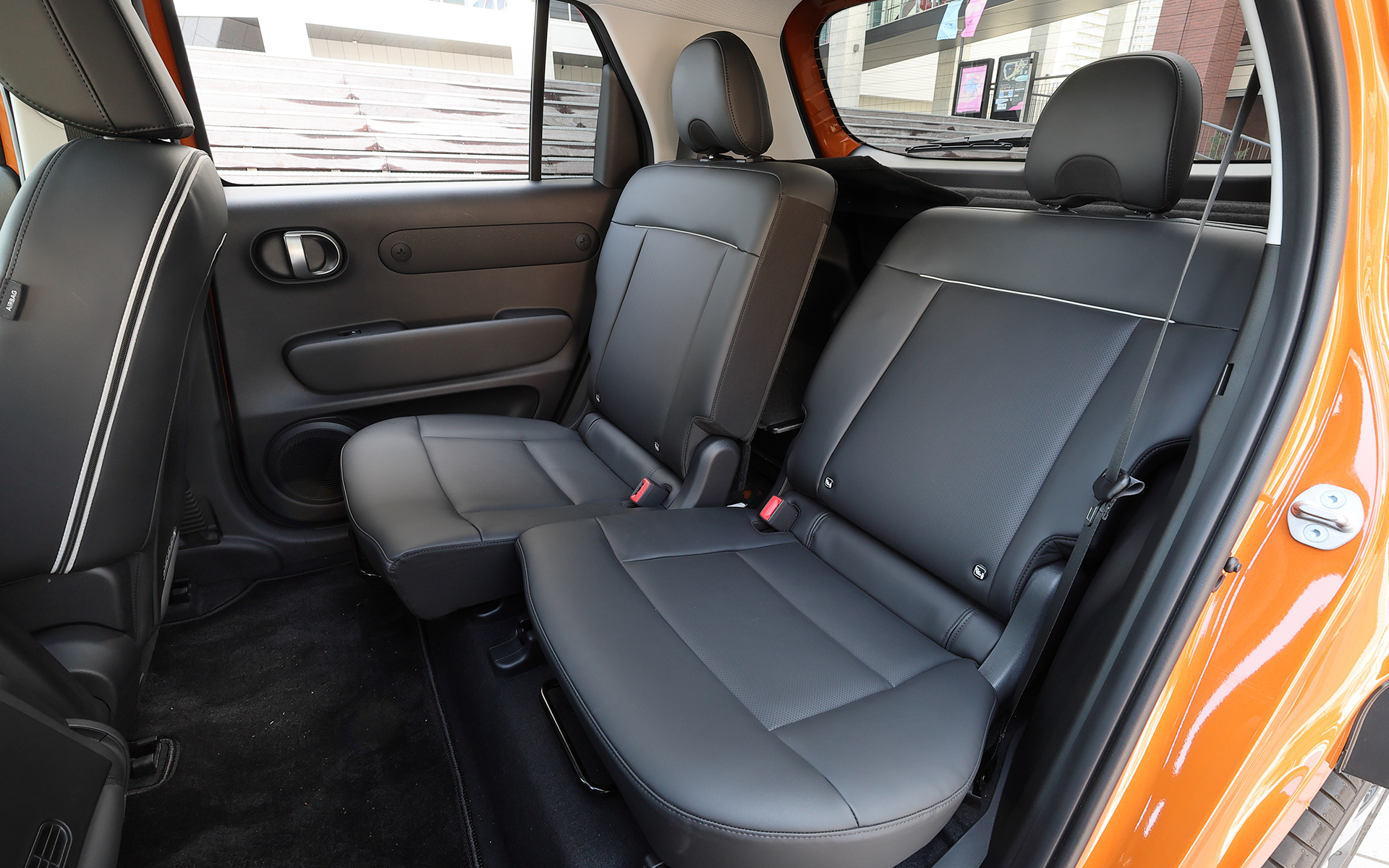 リアシートは前後160mmのスライドが可能。加えて、前に14度、後ろに14度のリクライニング機構も備える