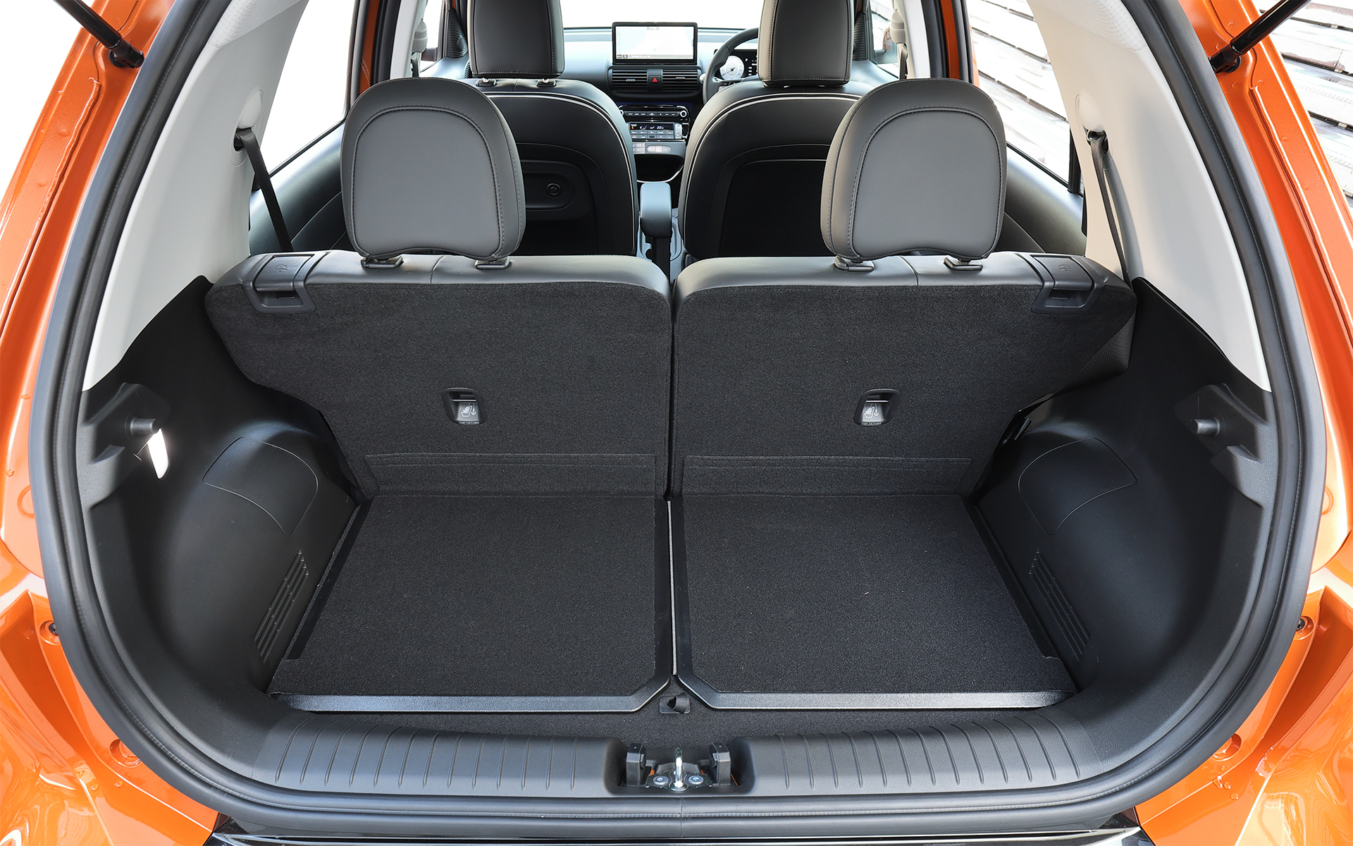 ラゲッジ容量は280L。フロアボード下部にもスペースがあり、200V充電ケーブルなども収納できる