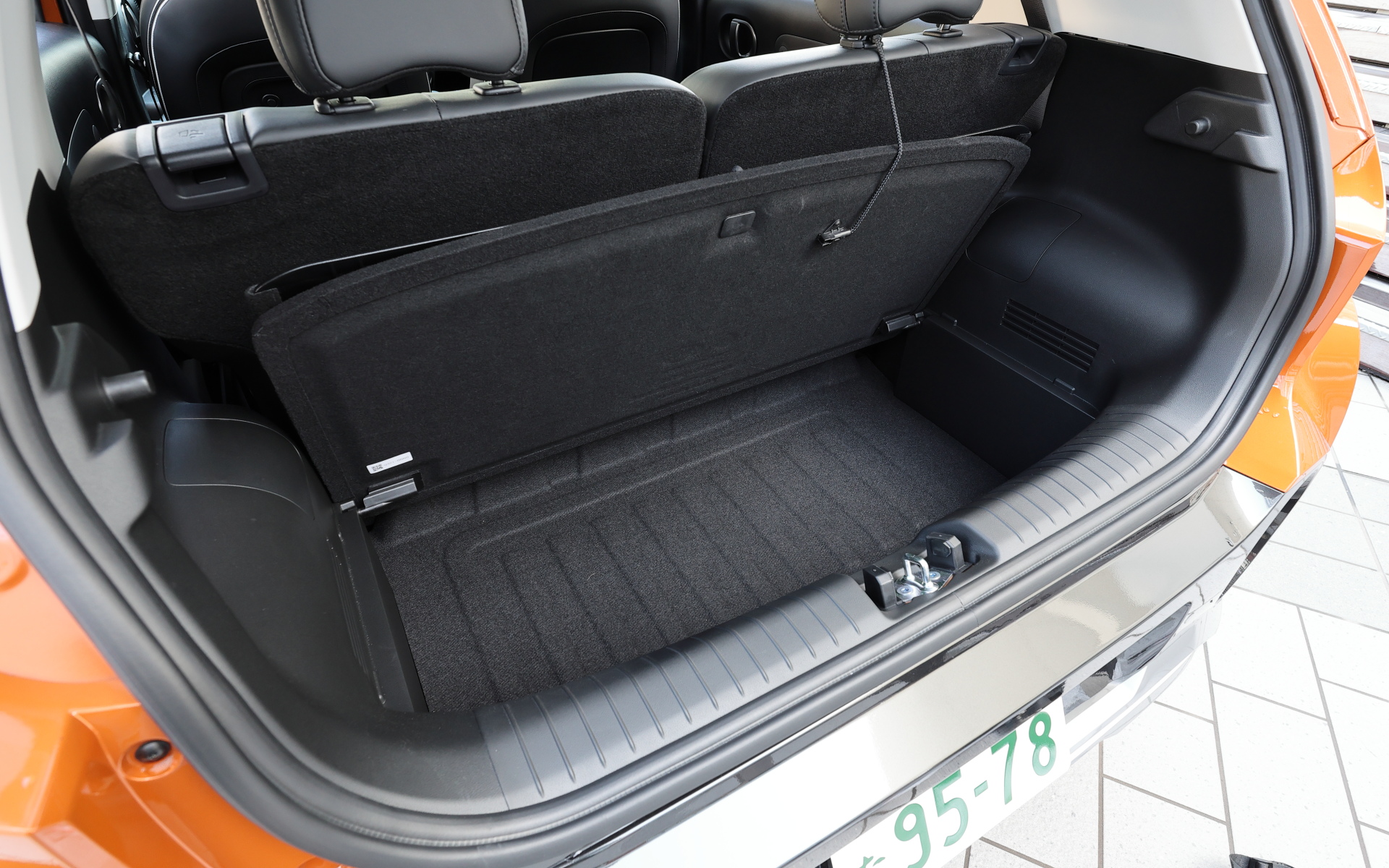 ラゲッジ容量は280L。フロアボード下部にもスペースがあり、200V充電ケーブルなども収納できる