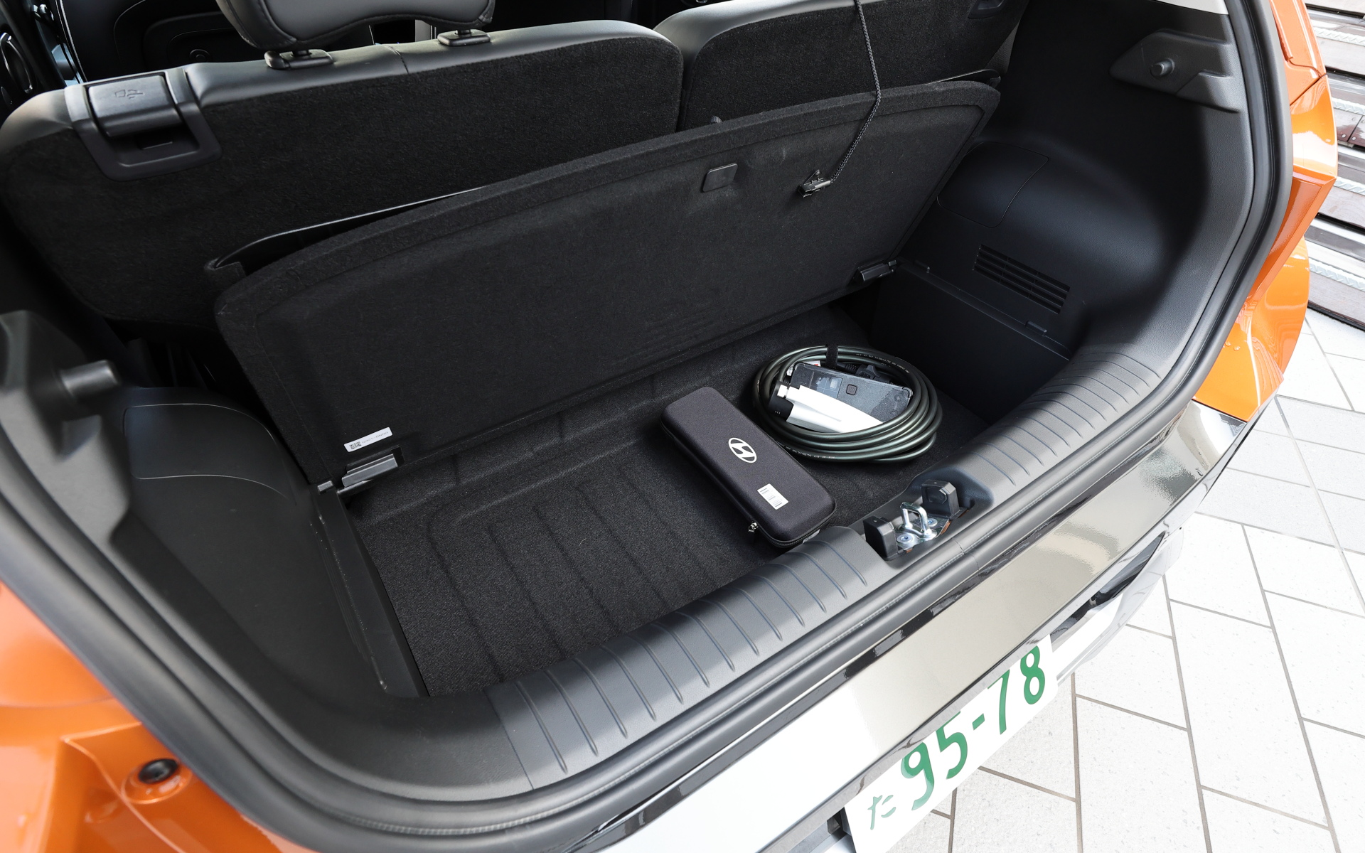 ラゲッジ容量は280L。フロアボード下部にもスペースがあり、200V充電ケーブルなども収納できる