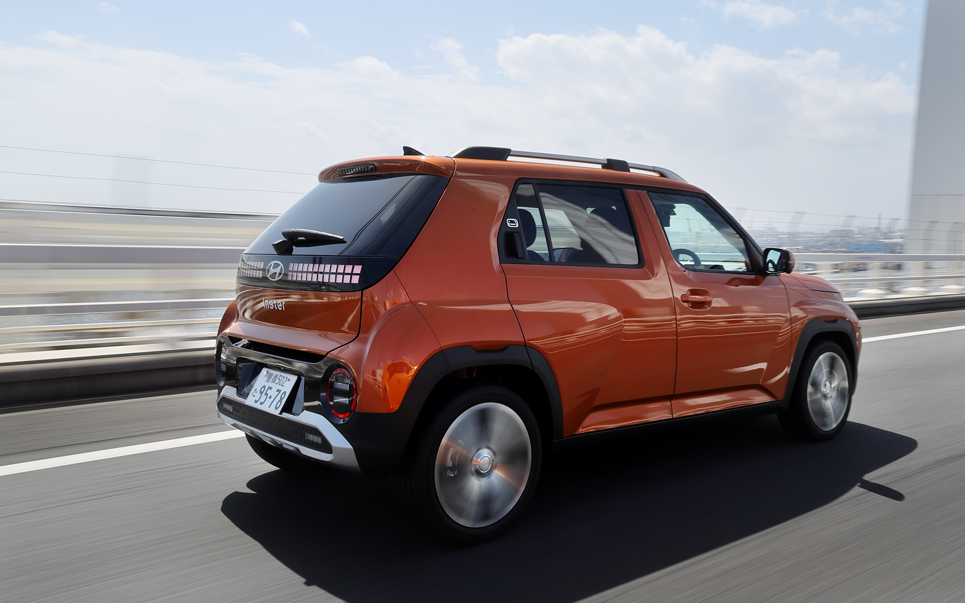 高速道路を走るインスター