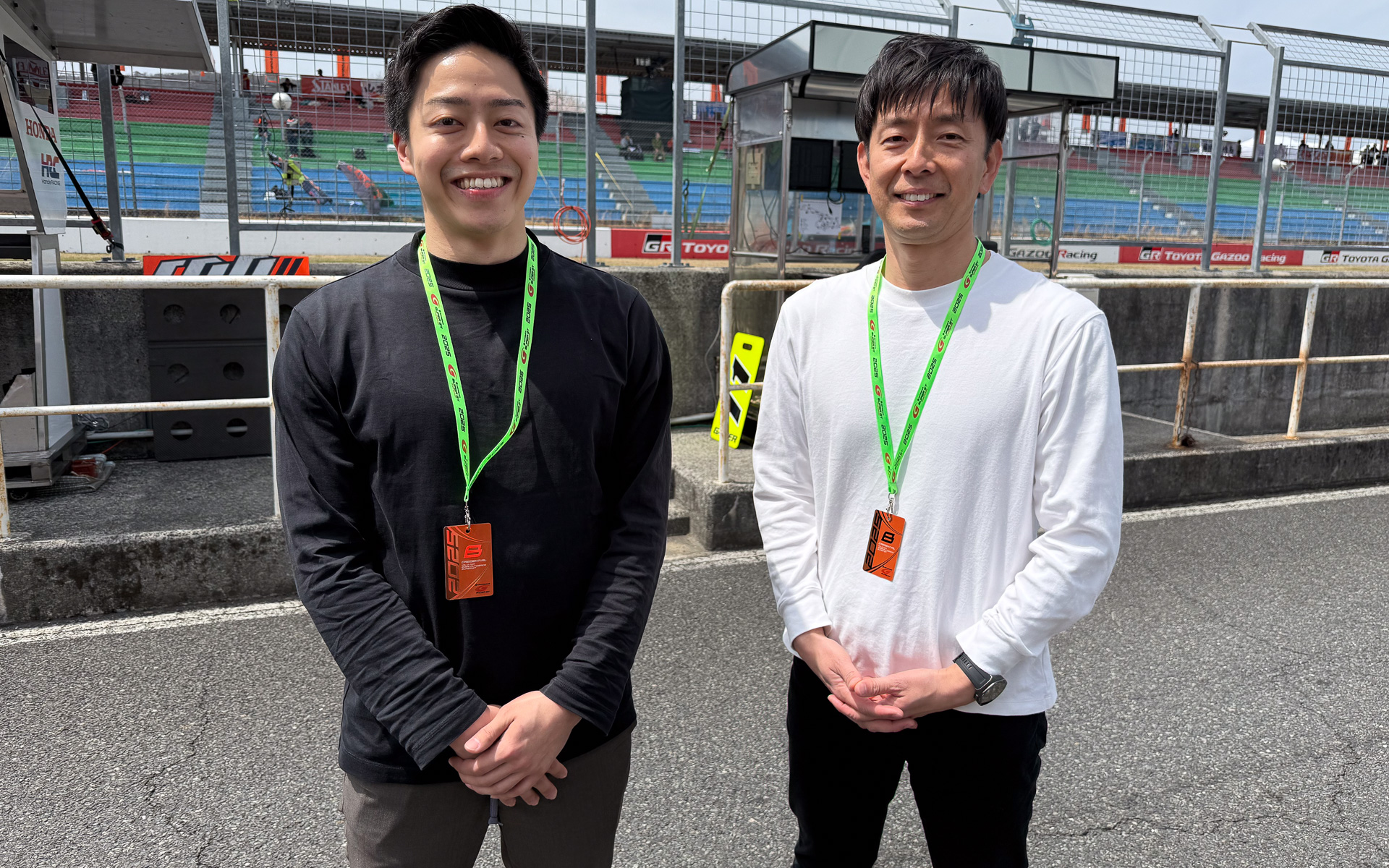 SUPER GTでノンアルコール飲料「ドライゼロ」をプロモーションすることについて話をうかがったアサヒビール株式会社 マーケティング本部 スマドリマーケティング部 担当副部長 村尾雄一氏（右）と、同 副主任 塩島諒久氏（左）