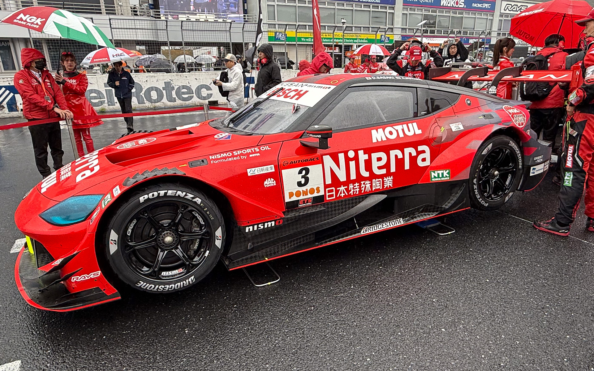 「DRY ZERO」が掲示される3号車 NISMO NDDP