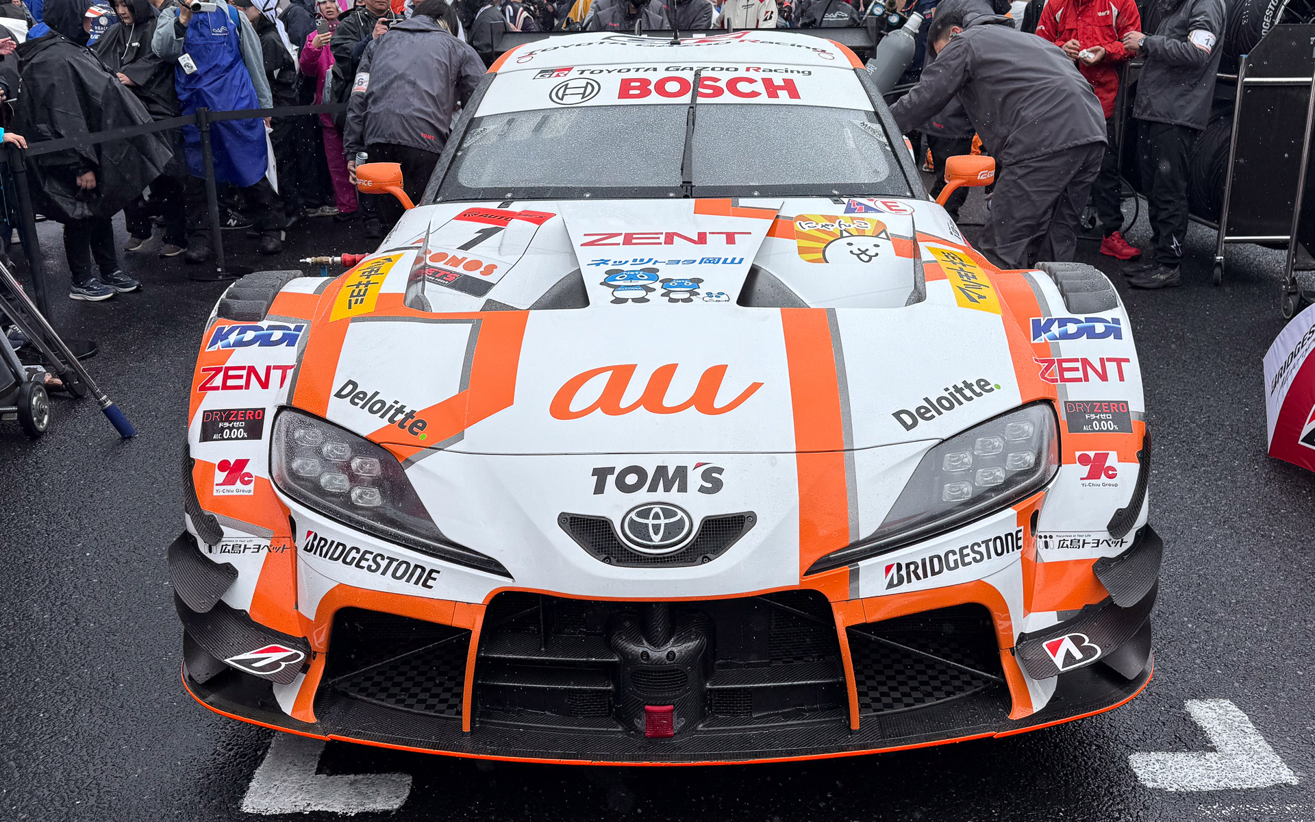 「DRY ZERO」が掲示される1号車 TGR TEAM au TOM'S