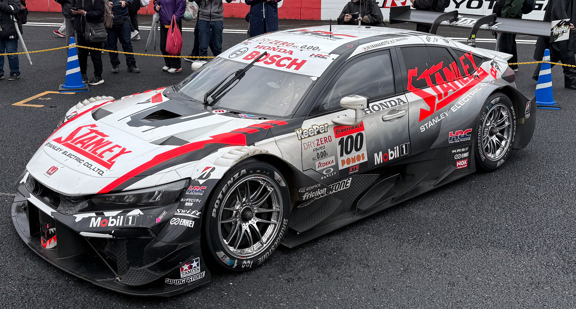 「DRY ZERO」が掲示される100号車 STANLEY TEAM KUNIMITSU