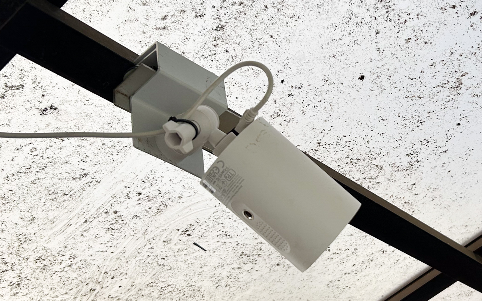 駐車場のカーポートに取り付けたTP-Link Tapo C410 KIT