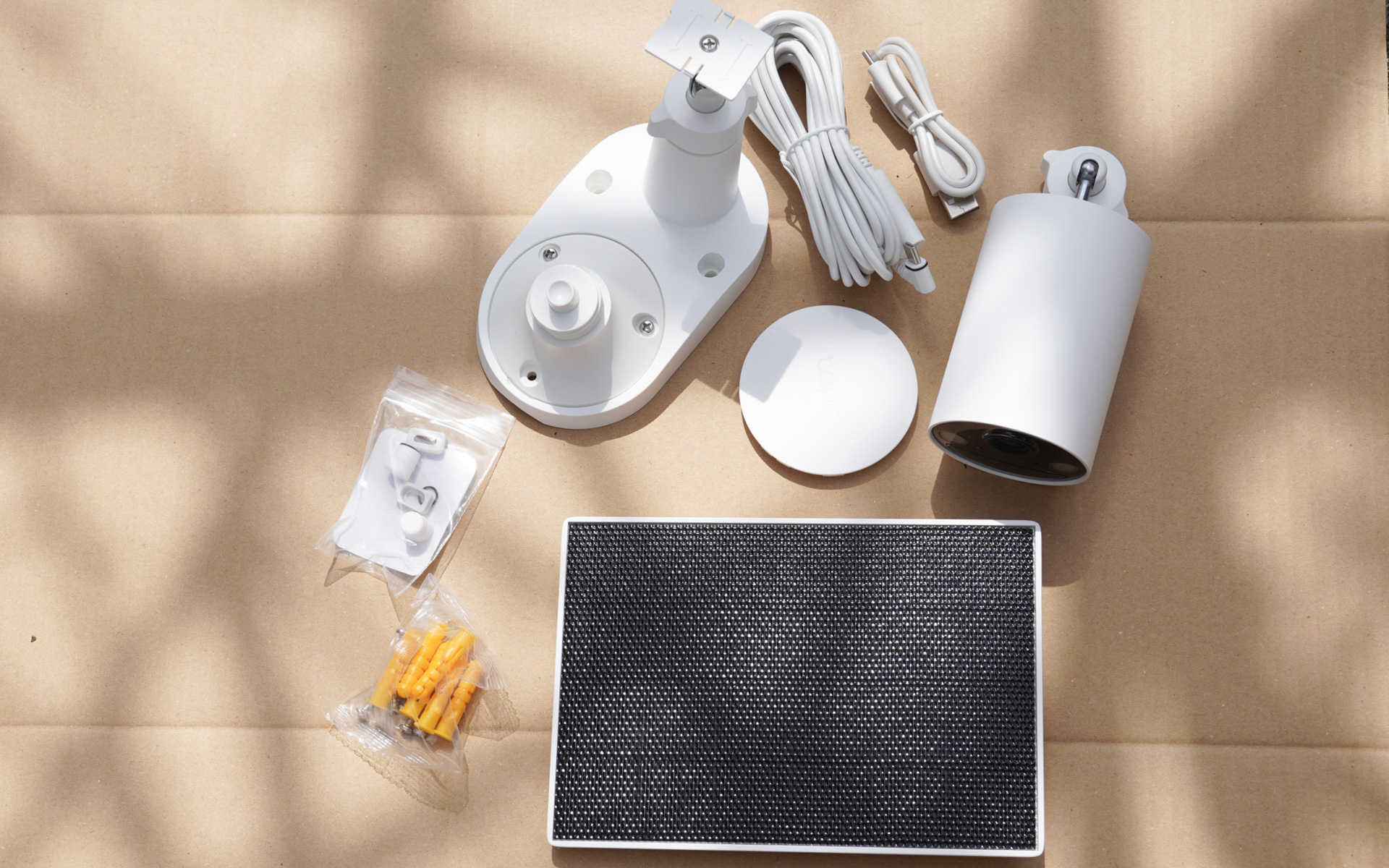 TP-Link Tapo C410 KITに入っているもの。パネルとカメラを離す場合の長い延長コードがあり、取り付けのネジとアンカーもある。丸いフタはカメラ台座を分離したとき穴をふさぐもの。カメラ本体を充電器で充電するための短いType-CのUSBケーブルもある