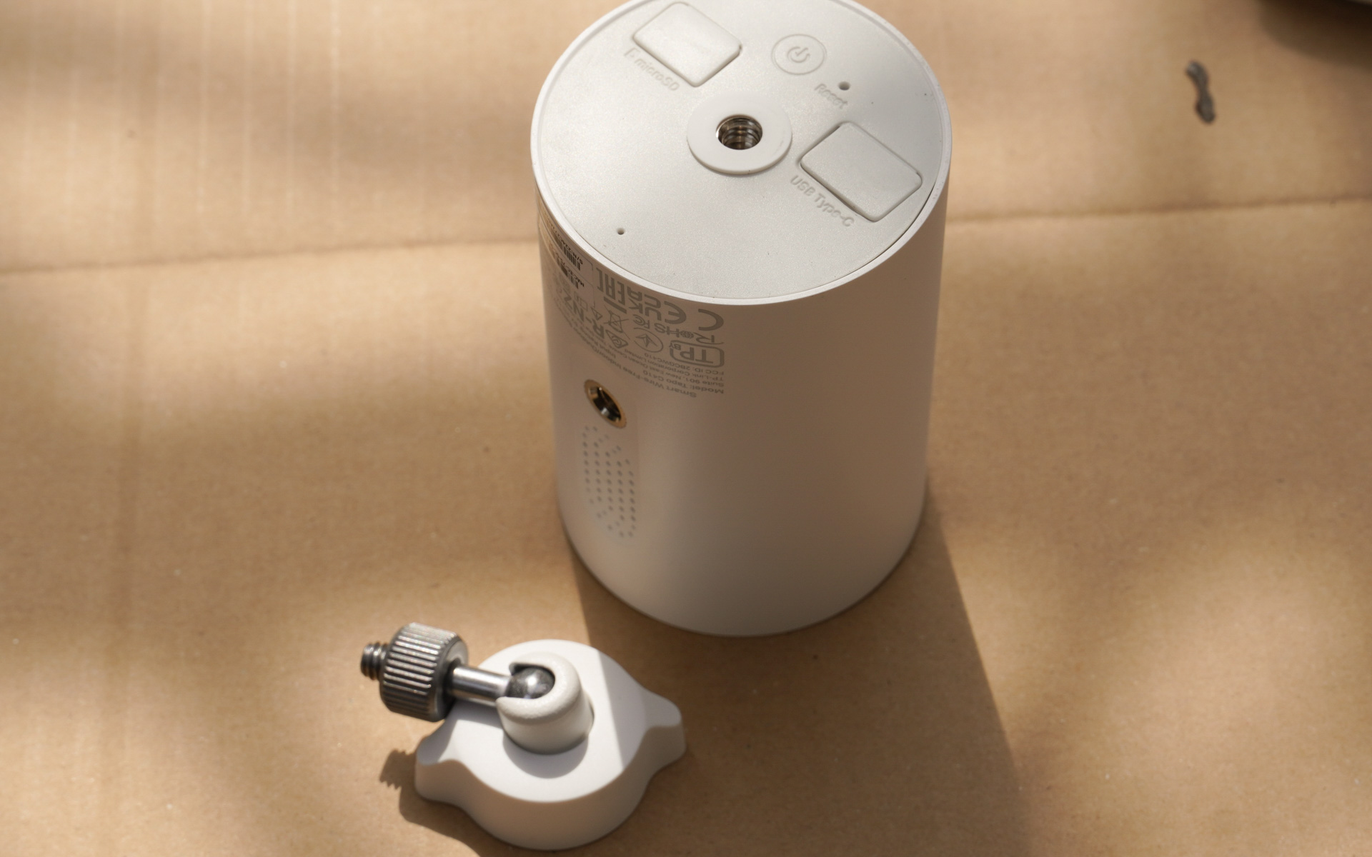 カメラ本体は三脚などと同じネジで取り付け可能