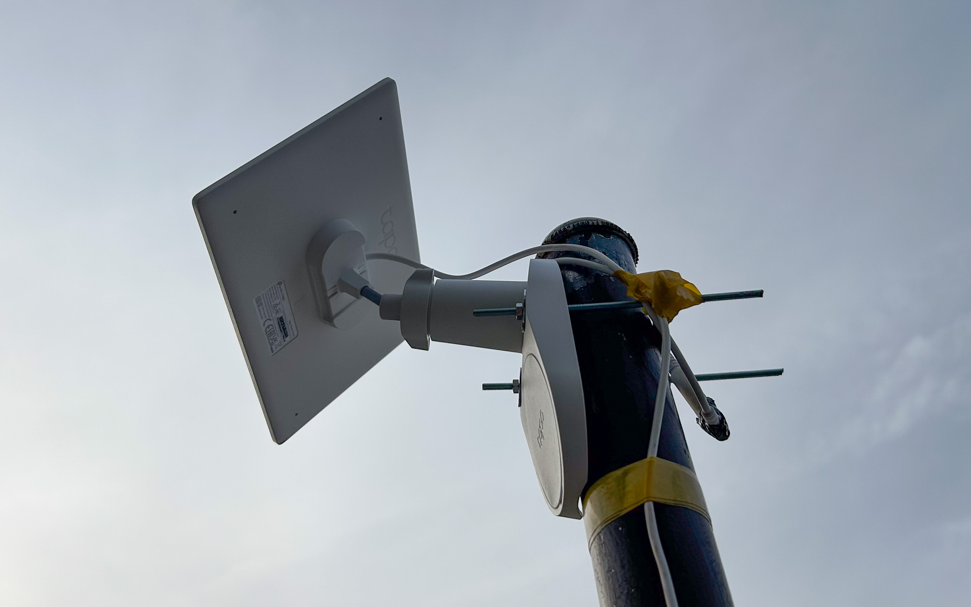 ソーラーパネル側は単管パイプの先に取り付けた