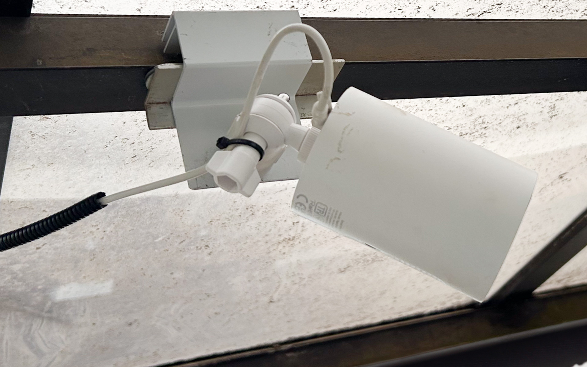 取り付け金具を別途用意してカーポートの桟に挟み込む金具で取り付けた