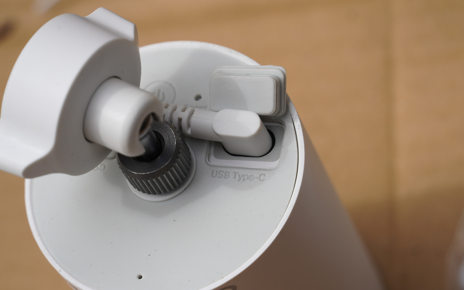 カメラにソーラーパネルから電源供給のUSBケーブルが差し込まれたところ。しっかりと差し込まないとゴムの力で押し戻されることもあった