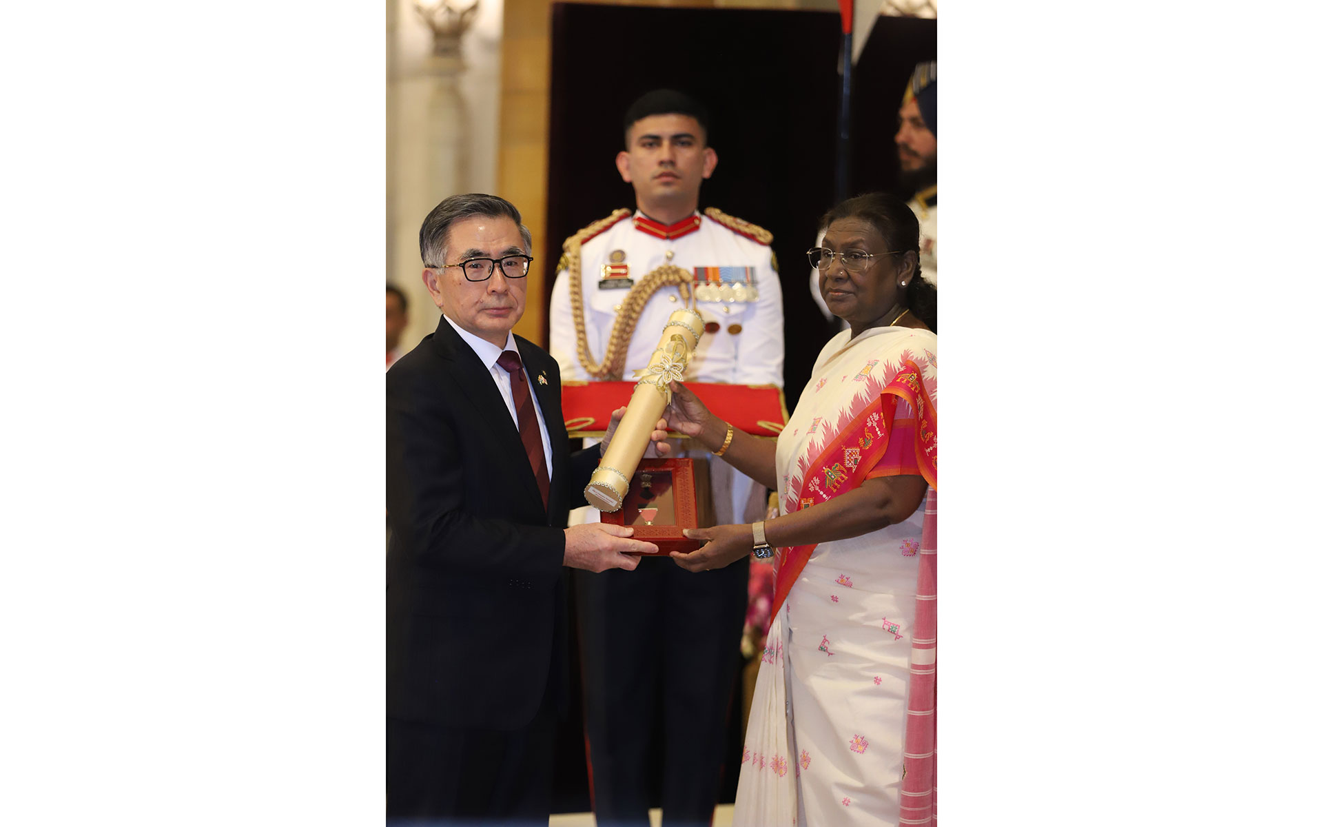 4月28日に執り行なわれた叙勲伝達式の様子（インド内務省提供）