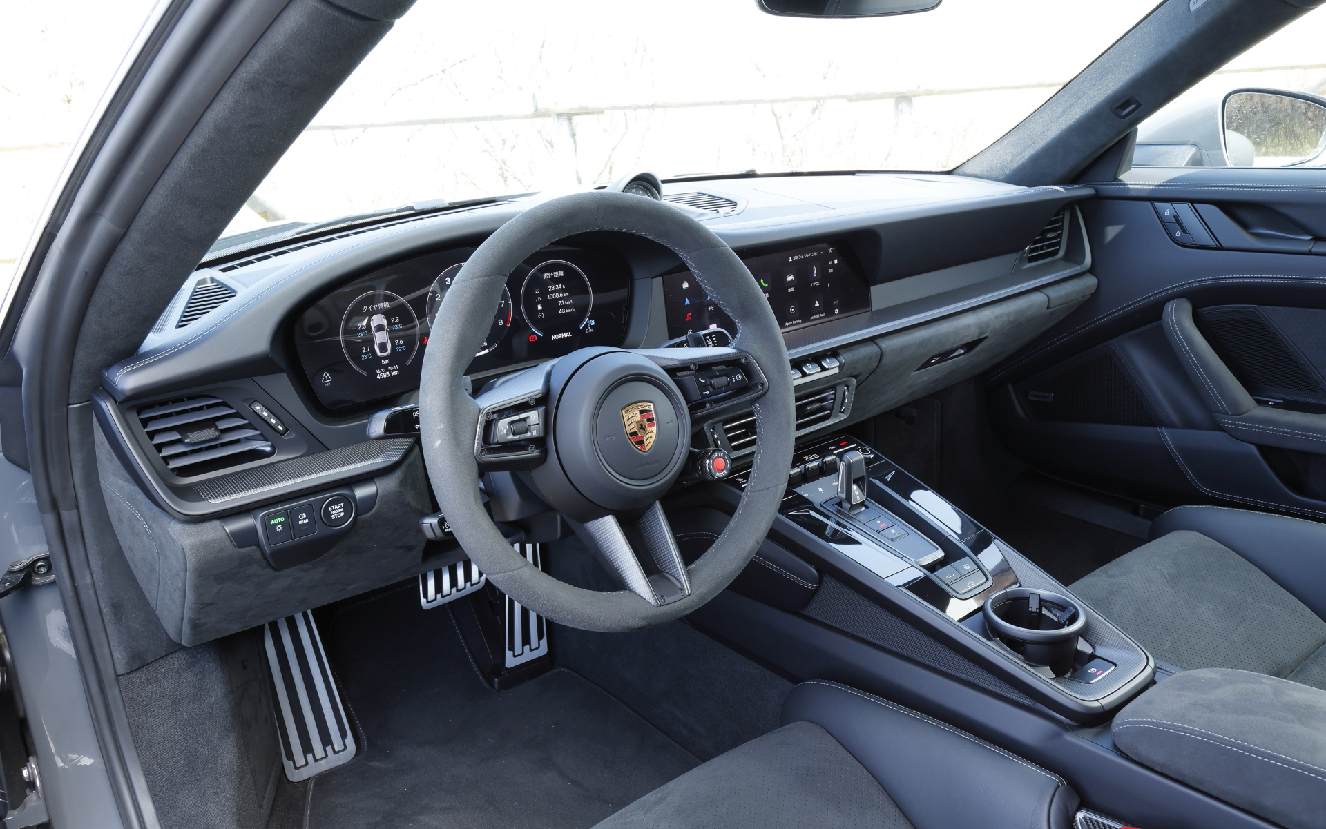 クーペモデルでは2シーター仕様を標準設計としつつ、追加料金なしで2＋2シートの構成も可能。911では初となるスタートボタンを採用するとともに、911に初めてフルデジタルのメーターパネルを装備。12.6インチの曲面ディスプレイではレブカウンターを中央に配した伝統的なポルシェの5連メーターにインスパイアされた独自のクラシックディスプレイを含む、最大7種類の表示が可能になっている