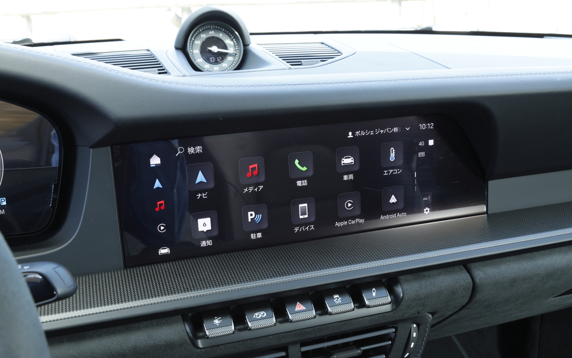 クーペモデルでは2シーター仕様を標準設計としつつ、追加料金なしで2＋2シートの構成も可能。911では初となるスタートボタンを採用するとともに、911に初めてフルデジタルのメーターパネルを装備。12.6インチの曲面ディスプレイではレブカウンターを中央に配した伝統的なポルシェの5連メーターにインスパイアされた独自のクラシックディスプレイを含む、最大7種類の表示が可能になっている