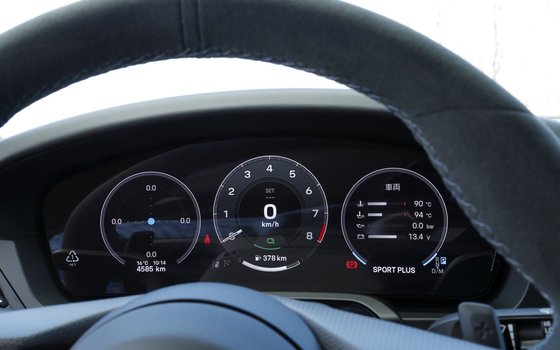 クーペモデルでは2シーター仕様を標準設計としつつ、追加料金なしで2＋2シートの構成も可能。911では初となるスタートボタンを採用するとともに、911に初めてフルデジタルのメーターパネルを装備。12.6インチの曲面ディスプレイではレブカウンターを中央に配した伝統的なポルシェの5連メーターにインスパイアされた独自のクラシックディスプレイを含む、最大7種類の表示が可能になっている