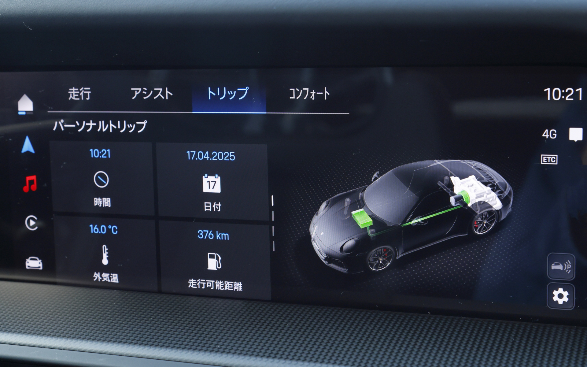 クーペモデルでは2シーター仕様を標準設計としつつ、追加料金なしで2＋2シートの構成も可能。911では初となるスタートボタンを採用するとともに、911に初めてフルデジタルのメーターパネルを装備。12.6インチの曲面ディスプレイではレブカウンターを中央に配した伝統的なポルシェの5連メーターにインスパイアされた独自のクラシックディスプレイを含む、最大7種類の表示が可能になっている