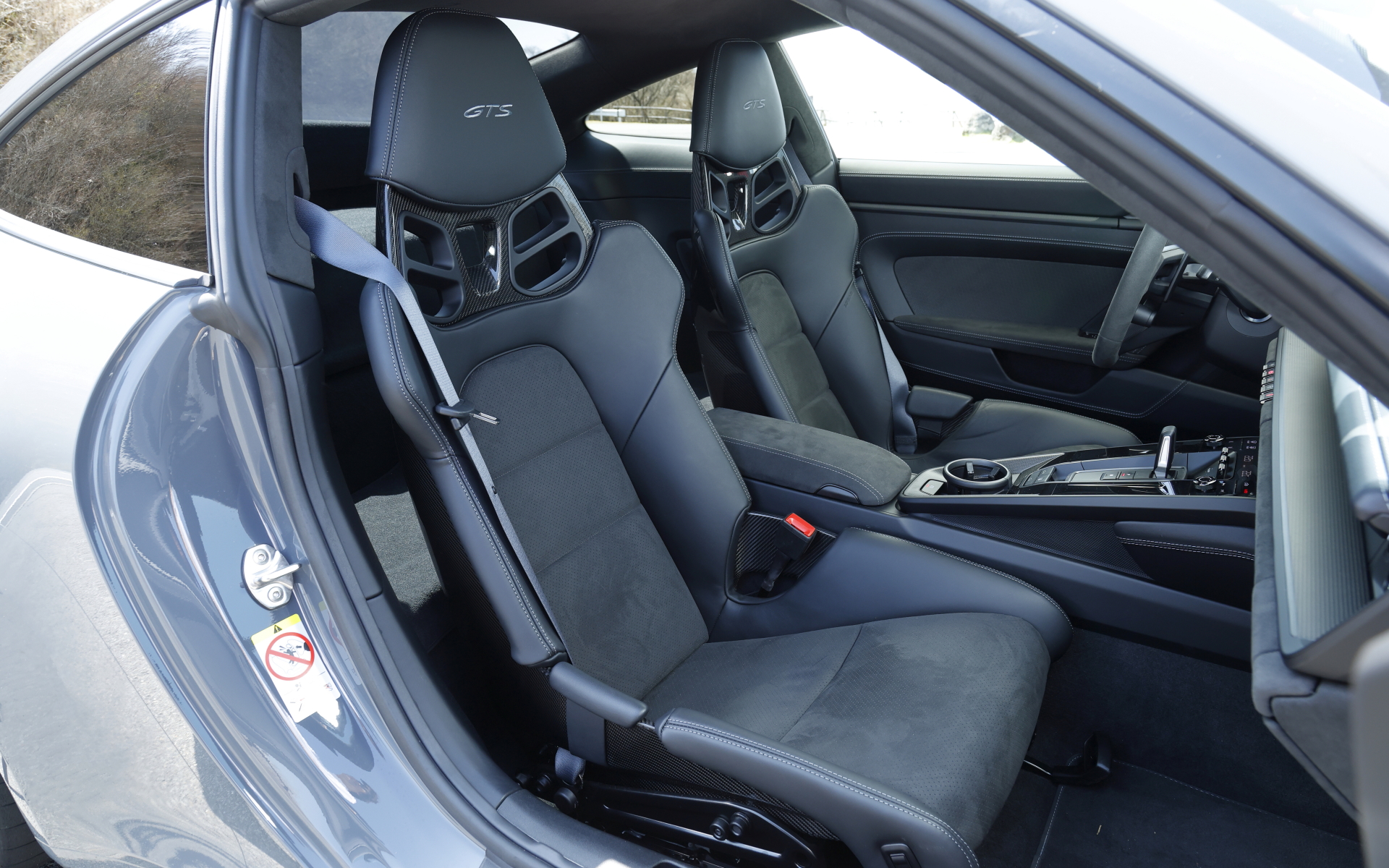 クーペモデルでは2シーター仕様を標準設計としつつ、追加料金なしで2＋2シートの構成も可能。911では初となるスタートボタンを採用するとともに、911に初めてフルデジタルのメーターパネルを装備。12.6インチの曲面ディスプレイではレブカウンターを中央に配した伝統的なポルシェの5連メーターにインスパイアされた独自のクラシックディスプレイを含む、最大7種類の表示が可能になっている