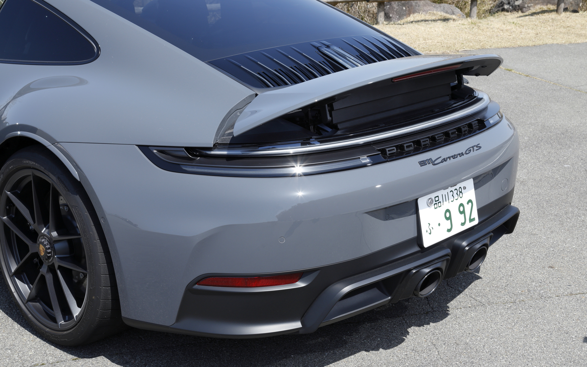 エクステリアではフロントバンパーの両サイドに5つの可変式縦型冷却エアフラップを備えるとともに、フロントスポイラーリップ、アダプティブフロントディフューザー付きのアンダーボディ、リアエプロン下部に搭載されたチャージエア冷却用のエアアウトレットポートなどを採用