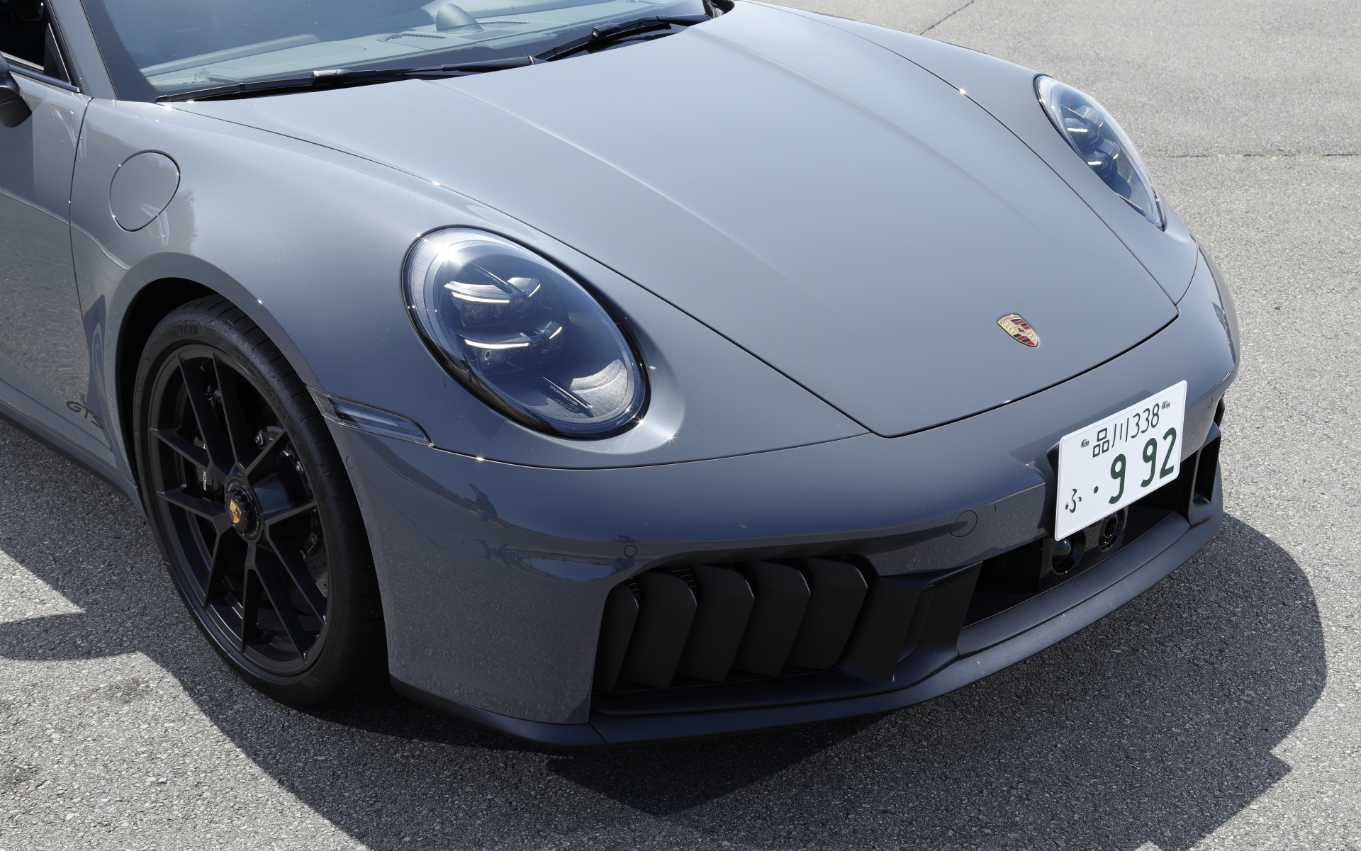 エクステリアではフロントバンパーの両サイドに5つの可変式縦型冷却エアフラップを備えるとともに、フロントスポイラーリップ、アダプティブフロントディフューザー付きのアンダーボディ、リアエプロン下部に搭載されたチャージエア冷却用のエアアウトレットポートなどを採用