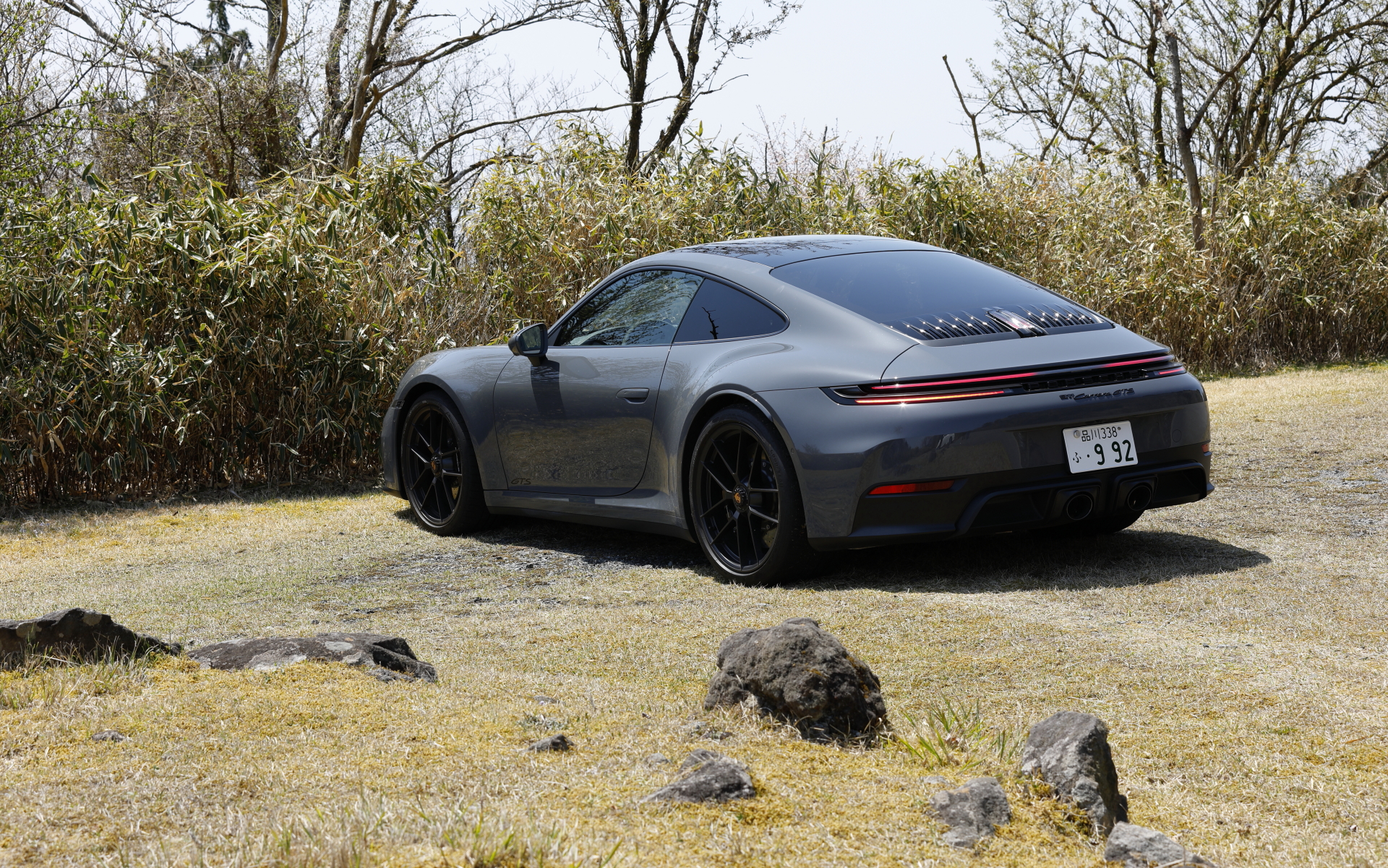 今回試乗したのは2024年5月に受注を開始した新型「911 カレラGTS」（2379万円）。911にハイブリッドシステムを初採用する911 カレラGTSは、新開発の水平対向6気筒3.6リッターエンジンに電動ターボチャージャー、電動モーターを搭載する「Tハイブリッド」を採用。エンジンのボアは97mm、ストロークは81mmに拡大されており、先代に比べて排気量は0.6リッター増となった。エンジン単体の最高出力は357kW（485PS）、最大トルクは570Nmで、これを電動アシストすることでシステム全体の出力は398kW（541PS）/610Nmとした