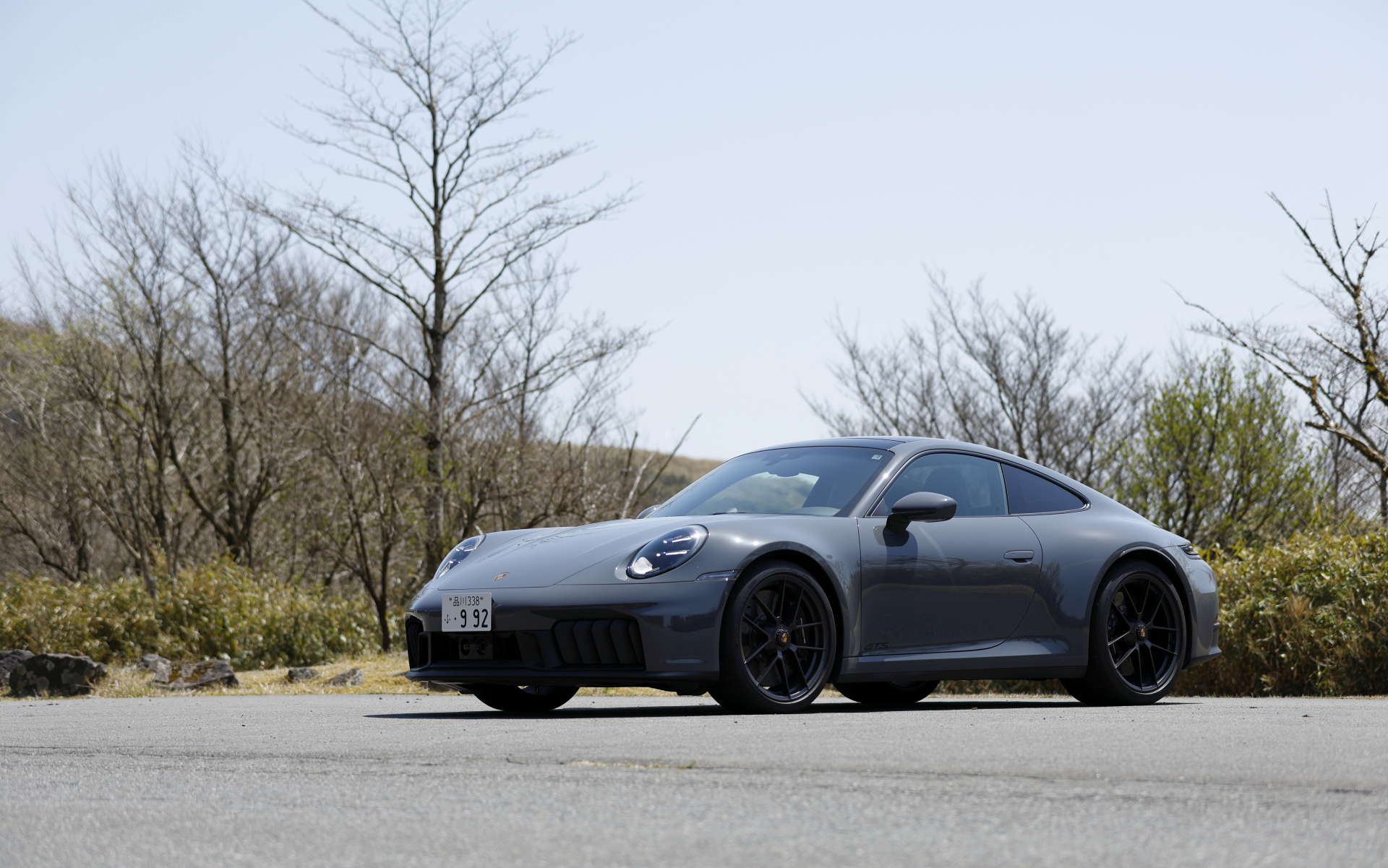 今回試乗したのは2024年5月に受注を開始した新型「911 カレラGTS」（2379万円）。911にハイブリッドシステムを初採用する911 カレラGTSは、新開発の水平対向6気筒3.6リッターエンジンに電動ターボチャージャー、電動モーターを搭載する「Tハイブリッド」を採用。エンジンのボアは97mm、ストロークは81mmに拡大されており、先代に比べて排気量は0.6リッター増となった。エンジン単体の最高出力は357kW（485PS）、最大トルクは570Nmで、これを電動アシストすることでシステム全体の出力は398kW（541PS）/610Nmとした