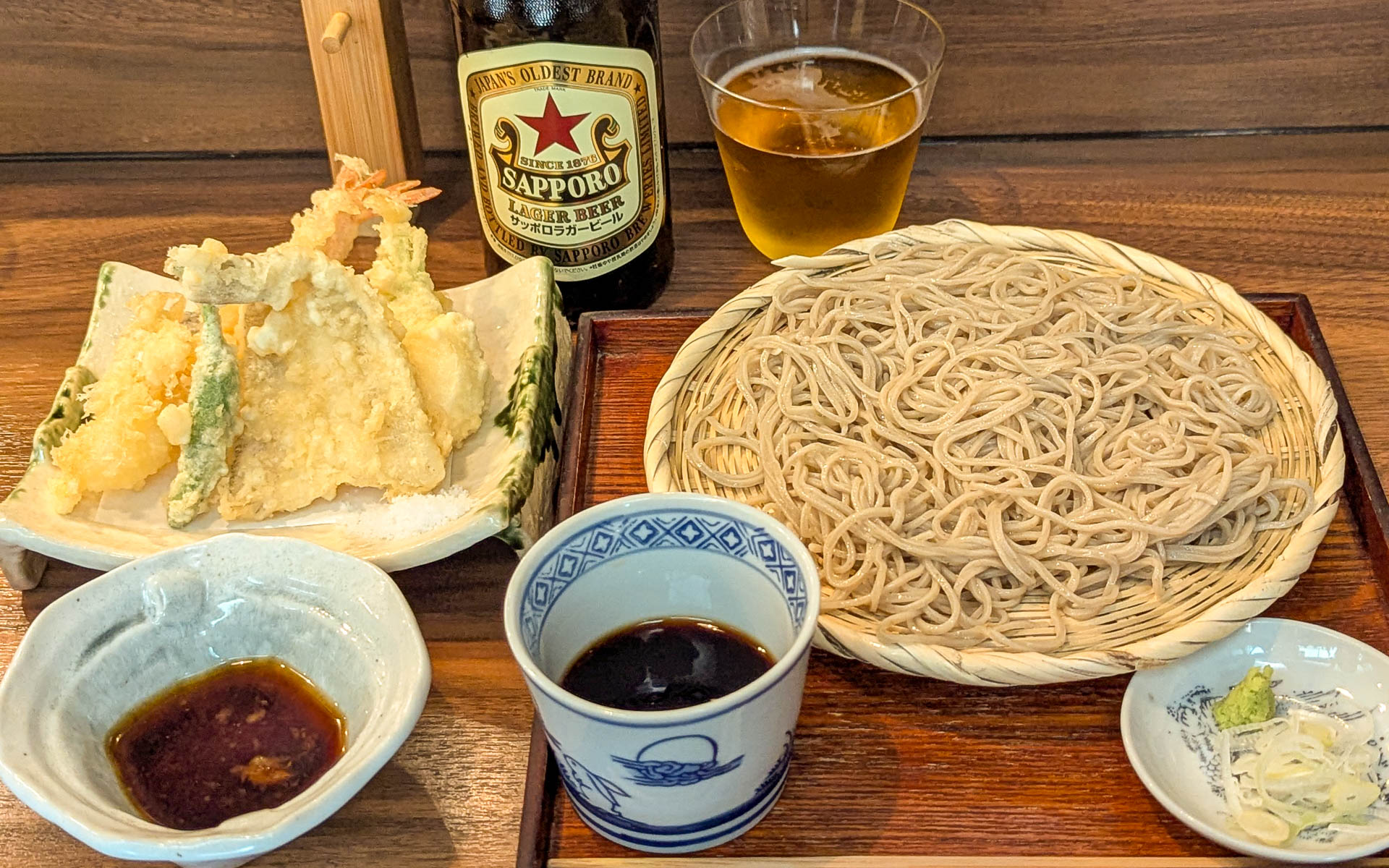 この日は徒歩でお蕎麦屋さんに行ったので、誘惑に負けて瓶ビールを注文してしまいました。お蕎麦屋さんで昼間から飲むお酒ってなんでこんなにおいしいのでしょう。もちろん、飲んだら乗るな！　ですよ!!